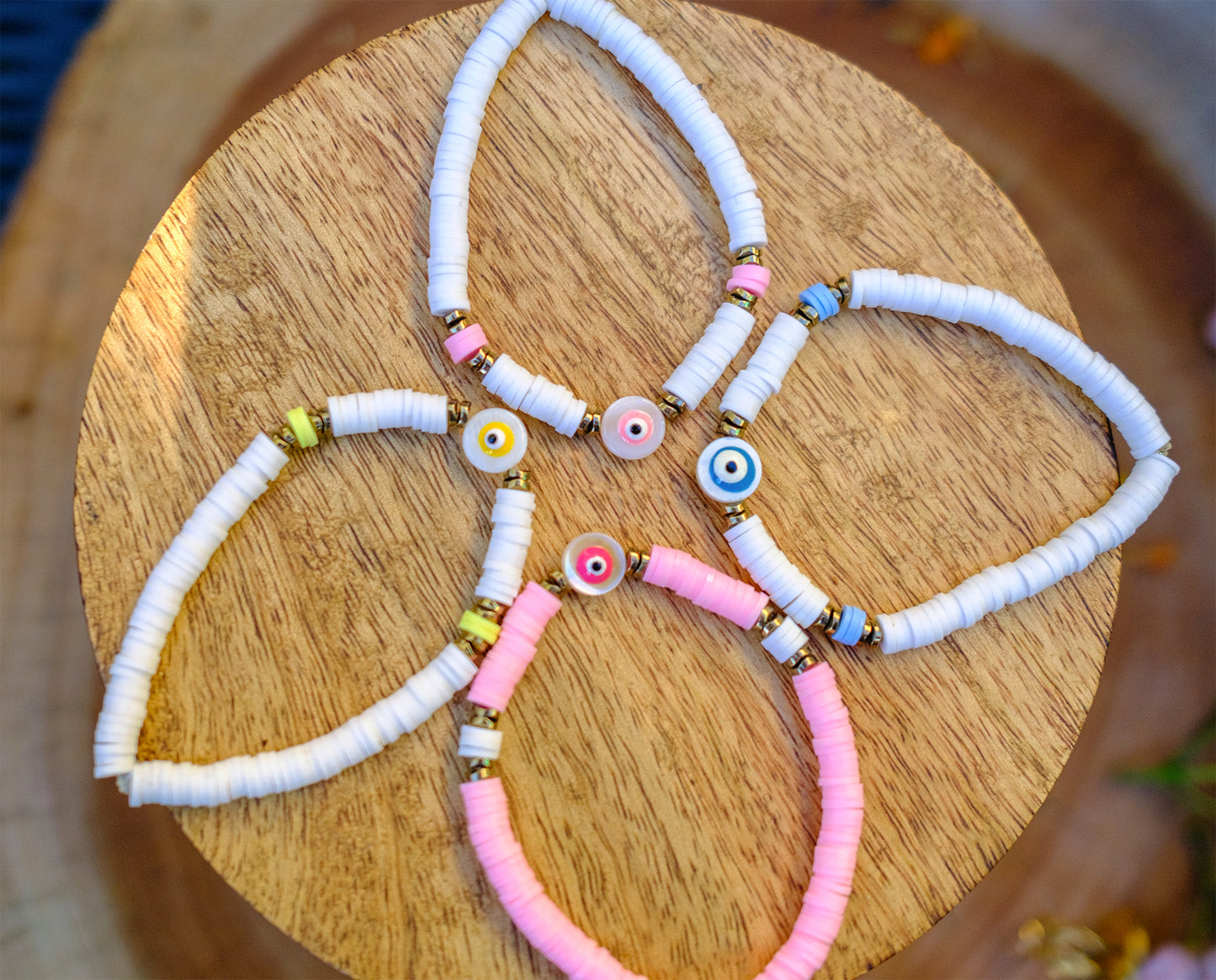 Bracelet perles heishi blanche 6 mm et oeil en nacre rond assorti - caurisandco