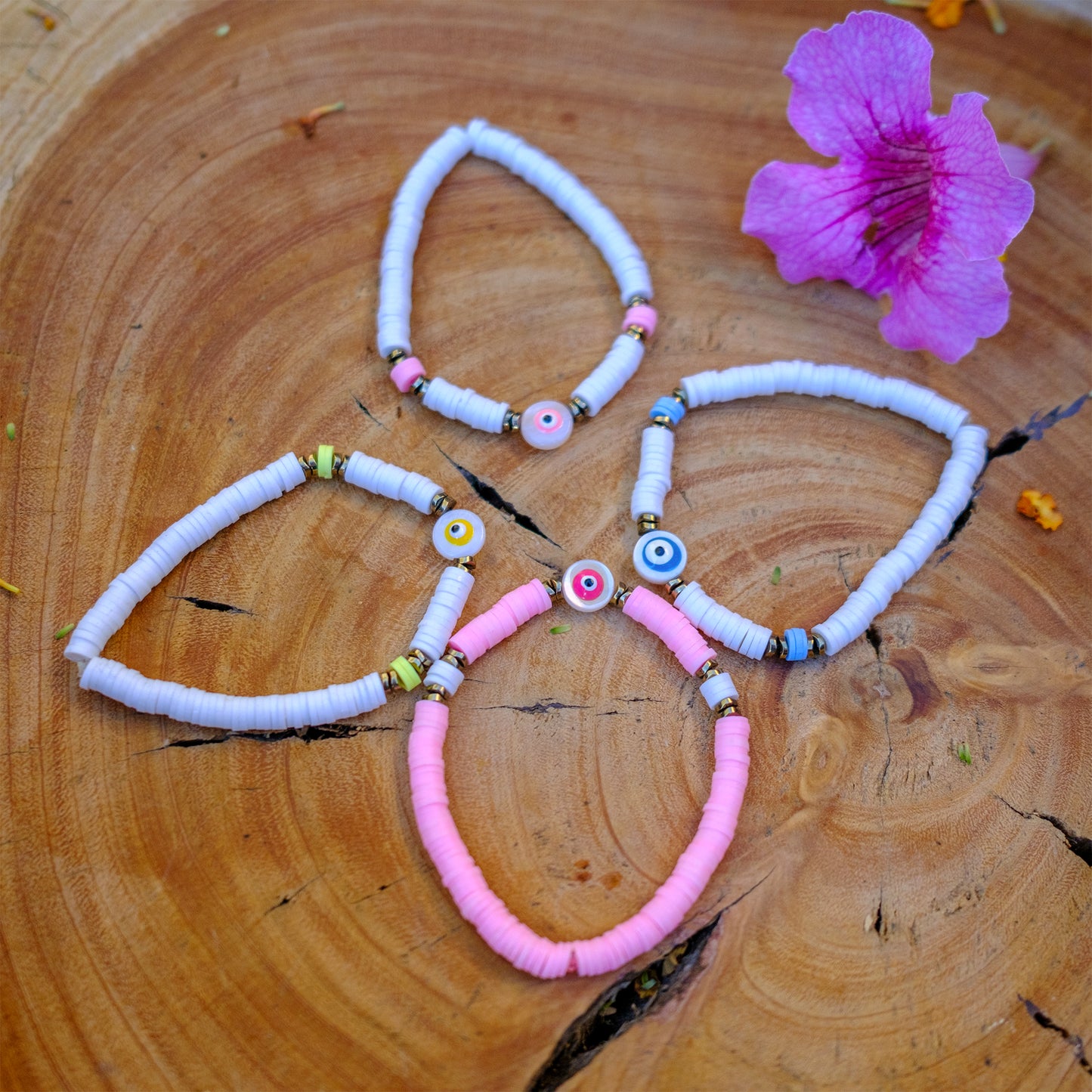 Bracelet perles heishi blanche 6 mm et oeil en nacre rond assorti - caurisandco