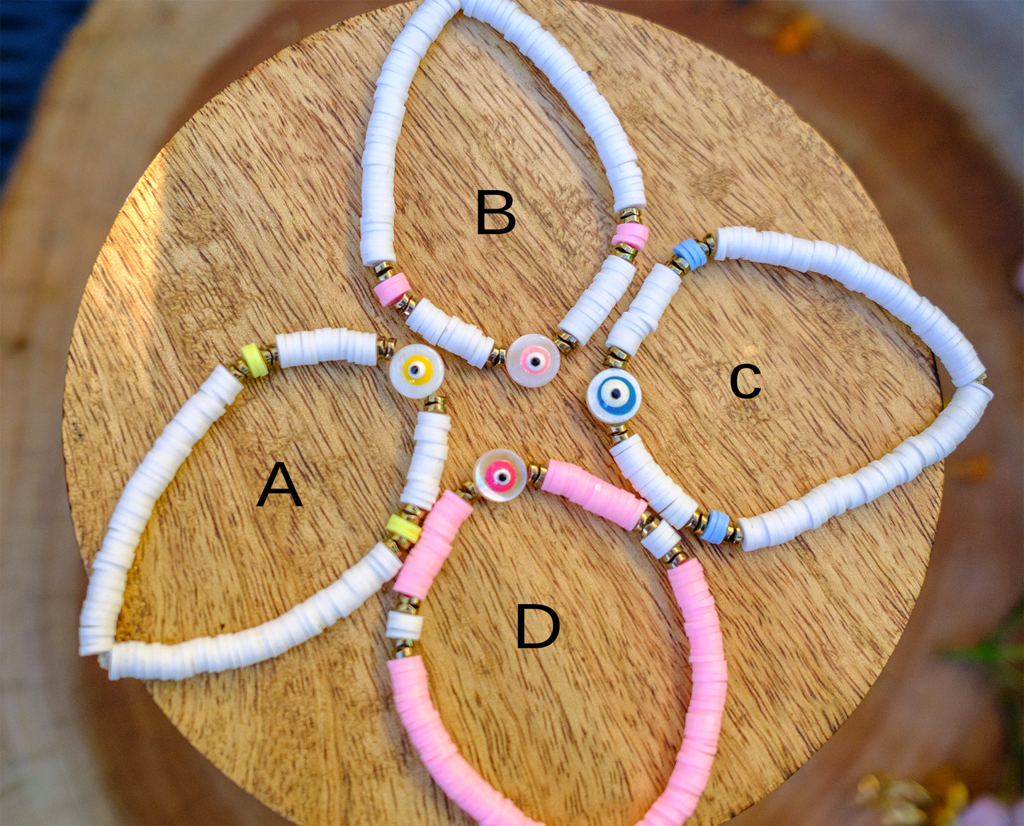 Bracelet perles heishi blanche 6 mm et oeil en nacre rond assorti - caurisandco