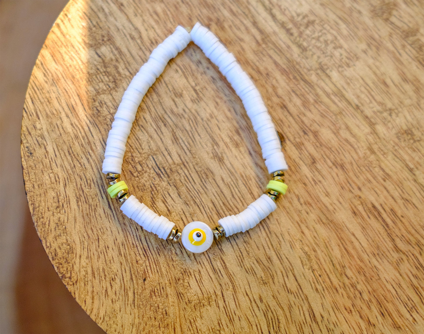 Bracelet perles heishi blanche 6 mm et oeil en nacre rond assorti - caurisandco