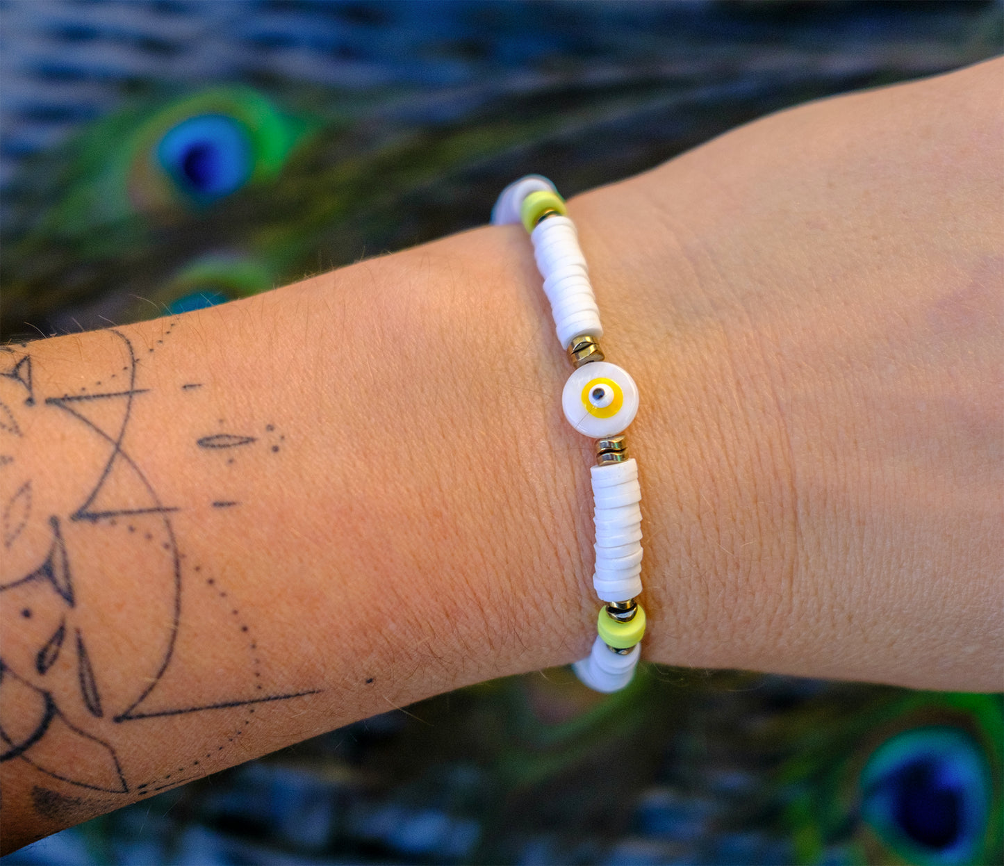 Bracelet perles heishi blanche 6 mm et oeil en nacre rond assorti - caurisandco