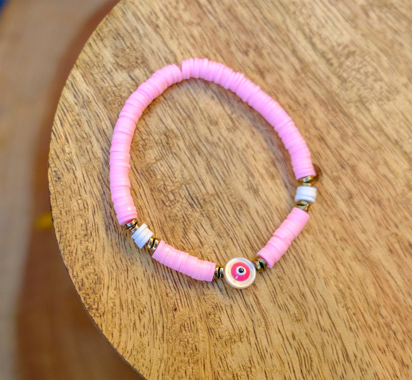 Bracelet perles heishi blanche 6 mm et oeil en nacre rond assorti - caurisandco