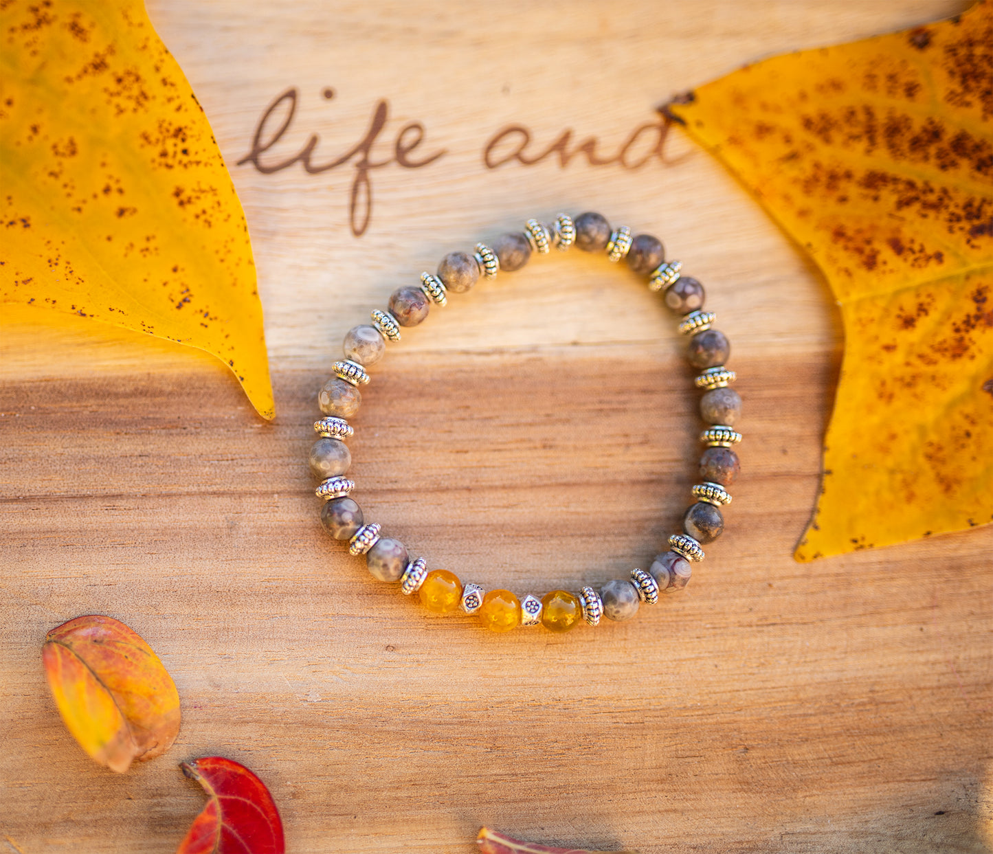 bracelet agate fossile et jaune 6mm fait main piece unique - caurisandco