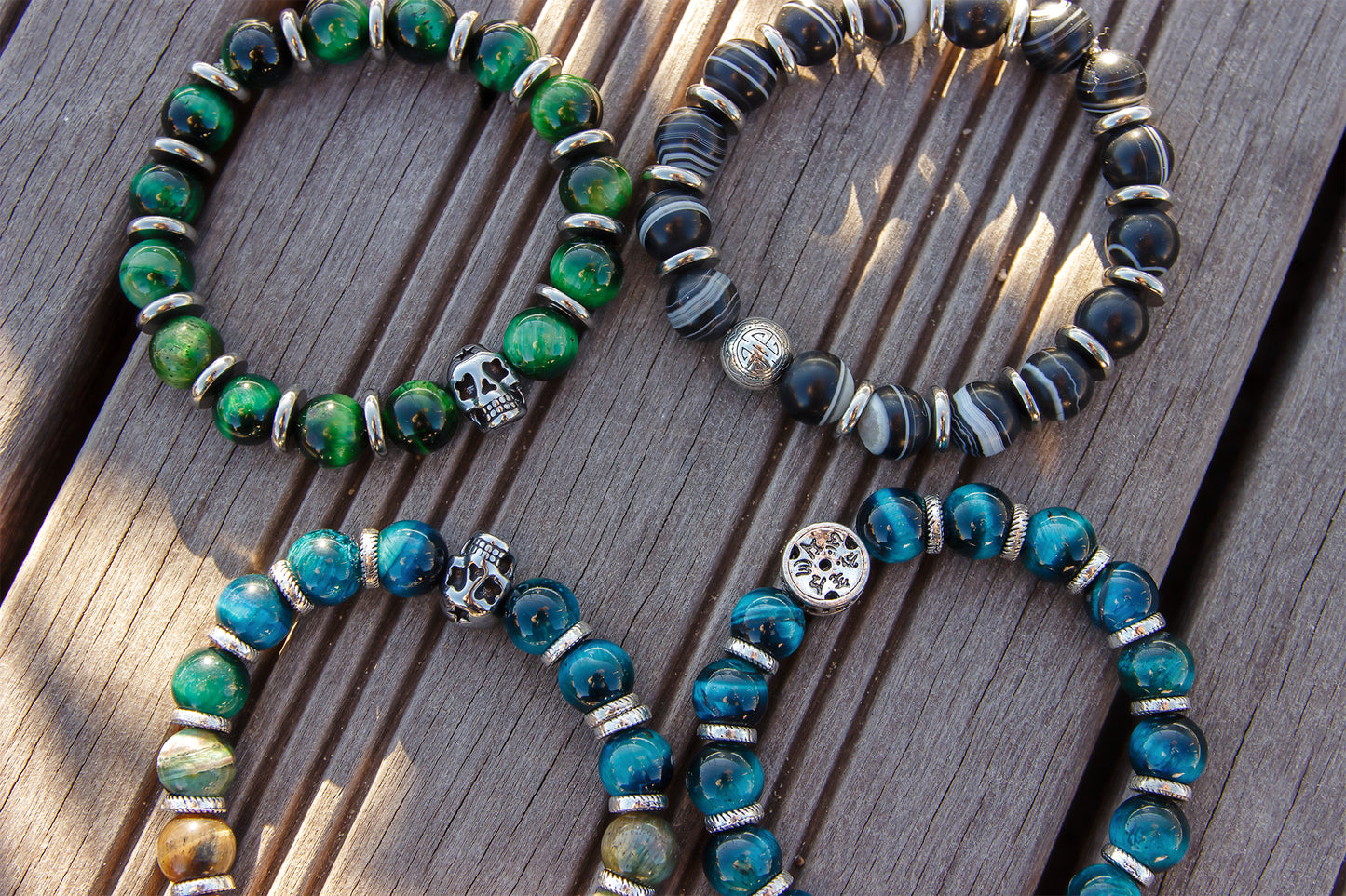 Bracelet skull et perles oeil de tigre teintée verte 10mm - caurisandco