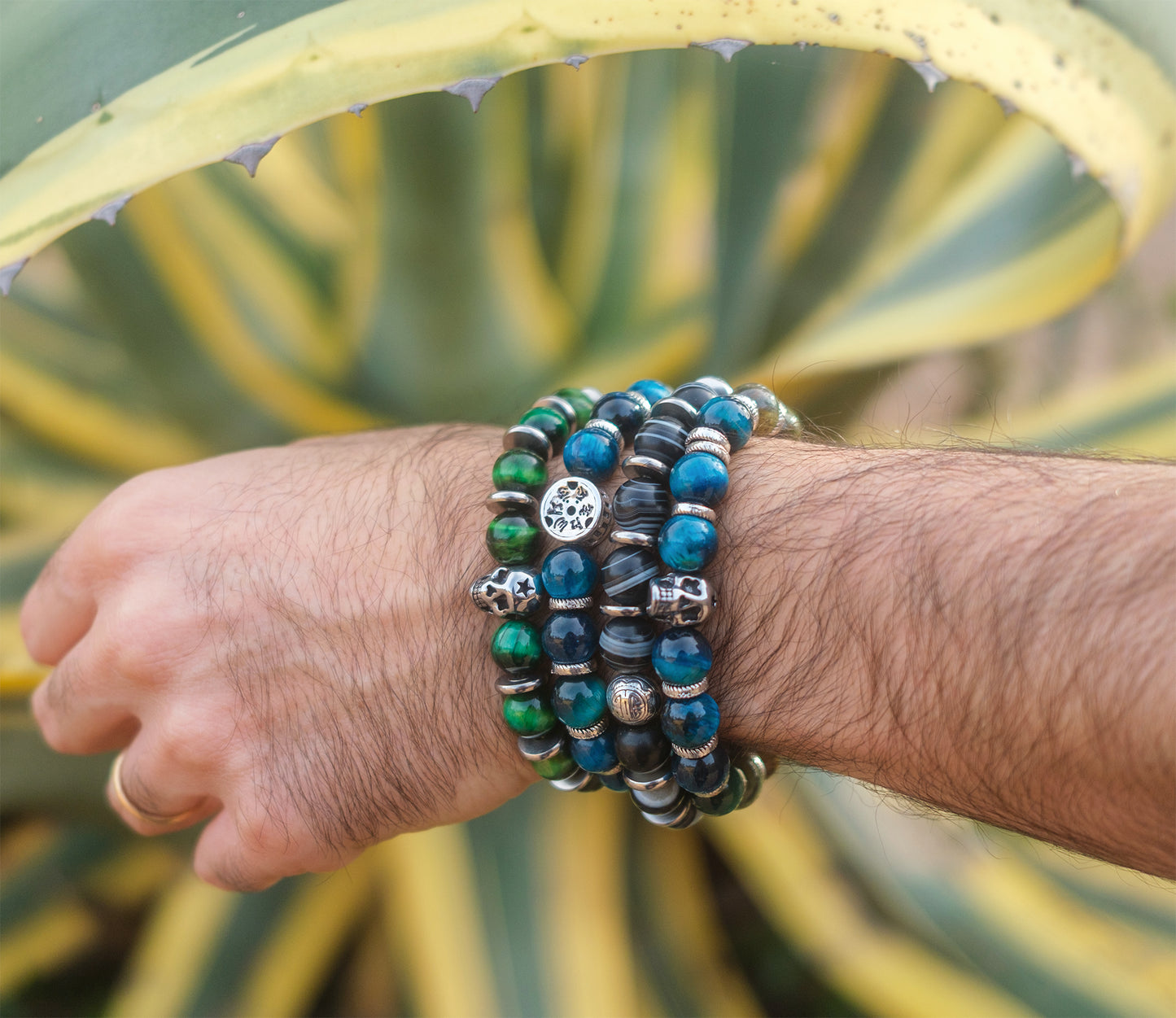 Bracelet skull et perles oeil de tigre teintée verte 10mm - caurisandco