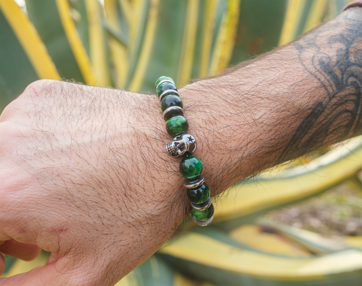 Bracelet skull et perles oeil de tigre teintée verte 10mm - caurisandco