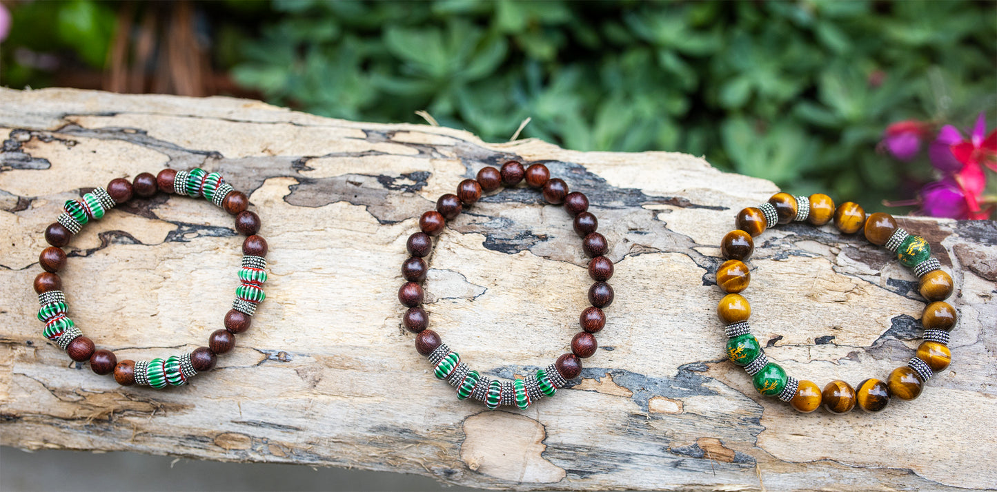 bracelet perle en bois de Santal et perles chevrons fait main piece unique - caurisandco