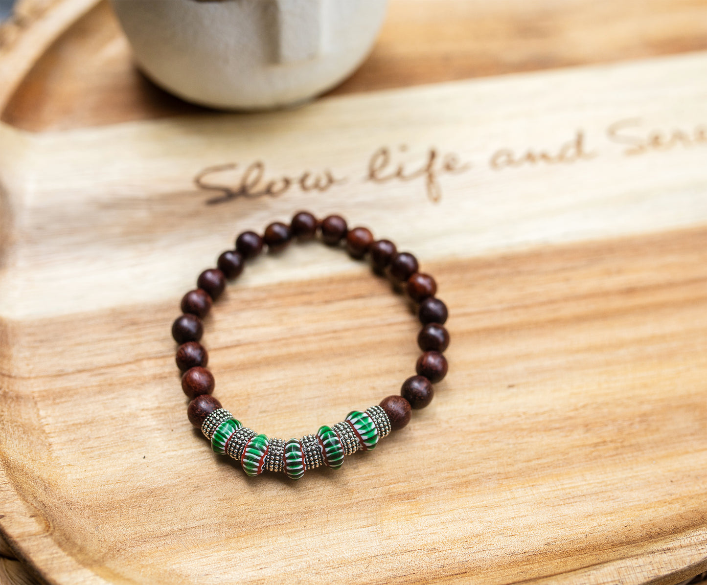 bracelet perle en bois de Santal et perles chevrons fait main piece unique - caurisandco