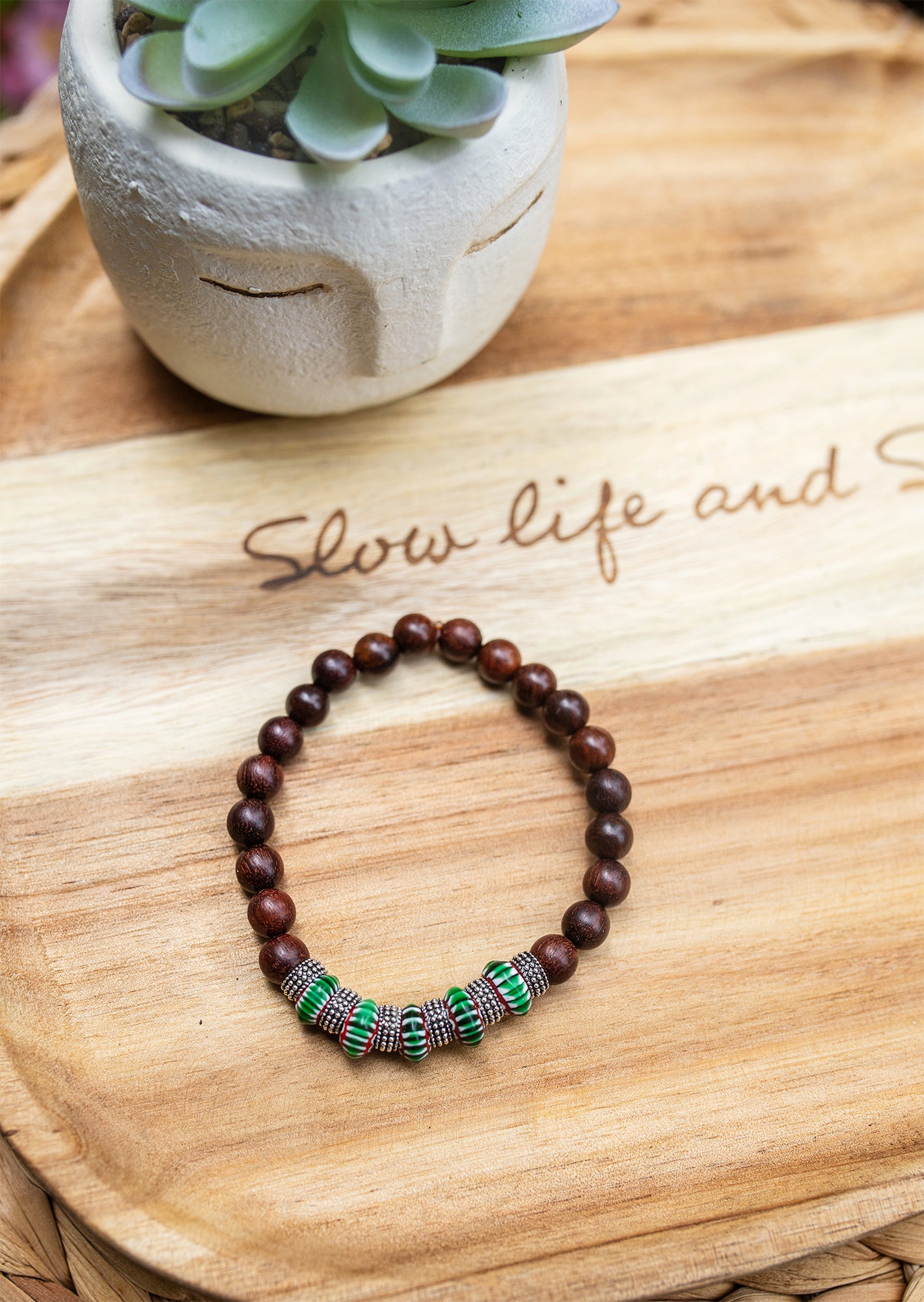 bracelet perle en bois de Santal et perles chevrons fait main piece unique - caurisandco