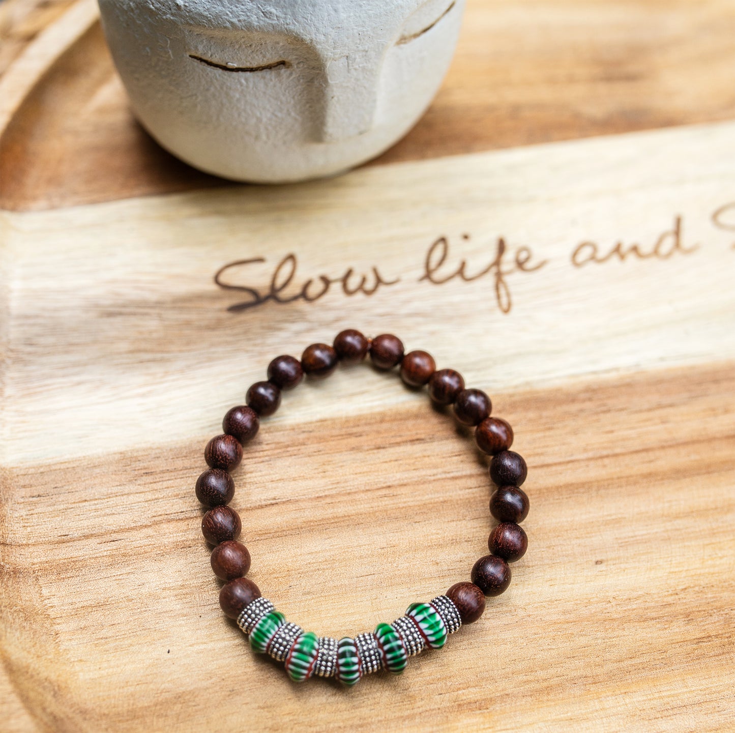 bracelet perle en bois de Santal et perles chevrons fait main piece unique - caurisandco