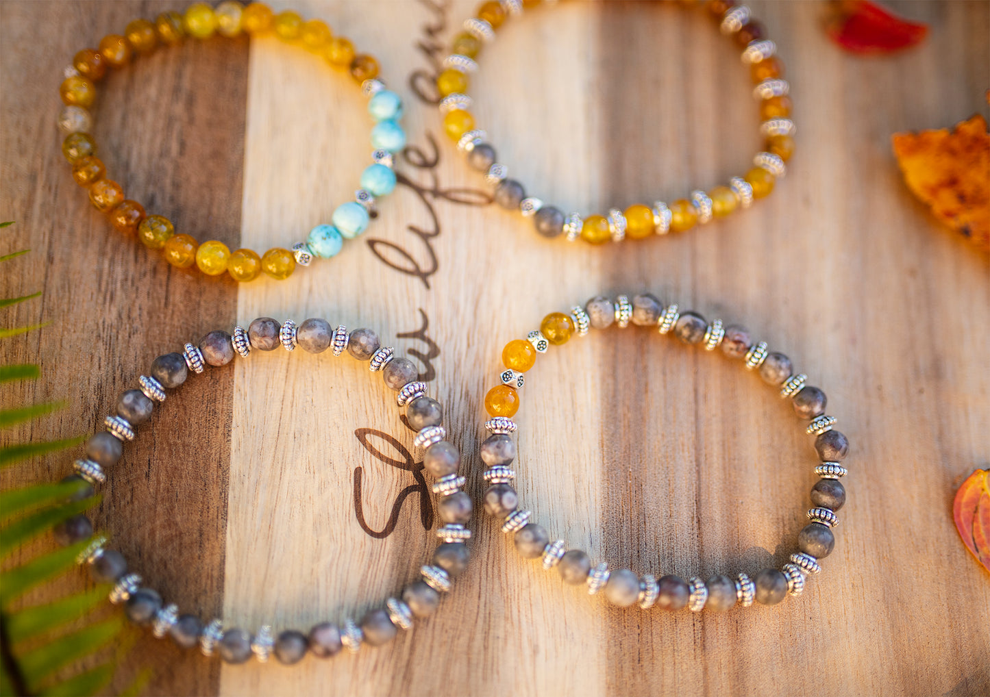 bracelet agate jaune 6mm et howlite turquoise - caurisandco