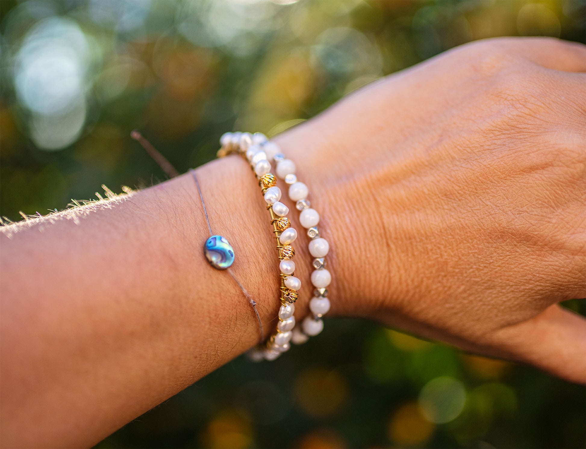 bracelet nacre et perles en plaqué argent  fait main piece unique - caurisandco