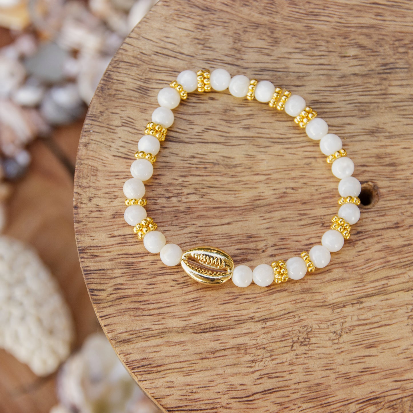 Bracelet femme nacre et cauri doré 4mm - caurisandco