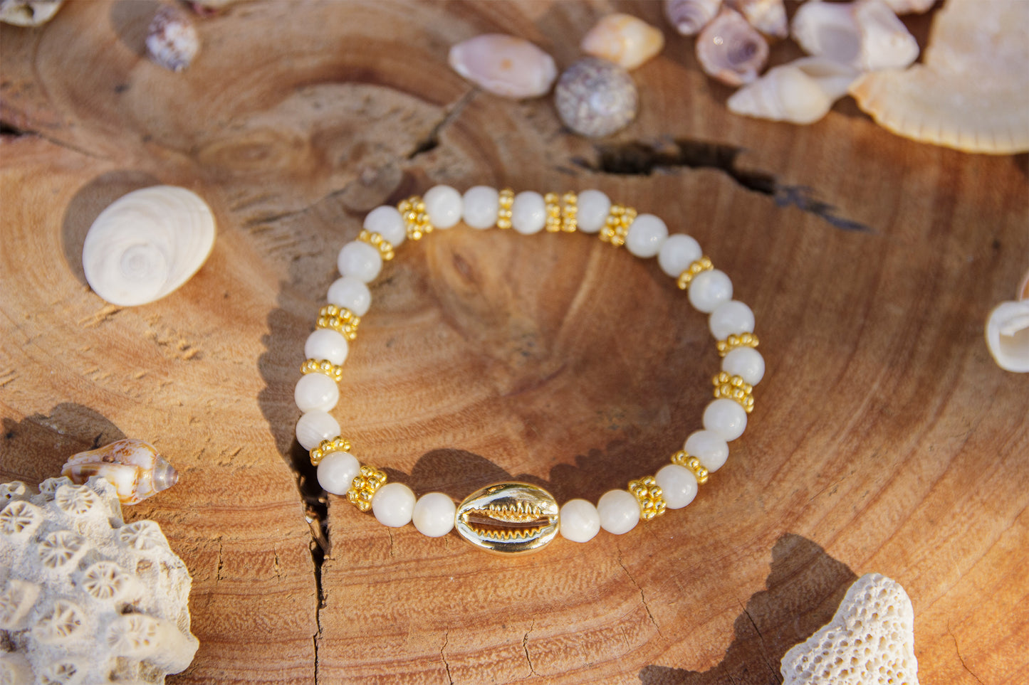 Bracelet femme nacre et cauri doré 4mm - caurisandco
