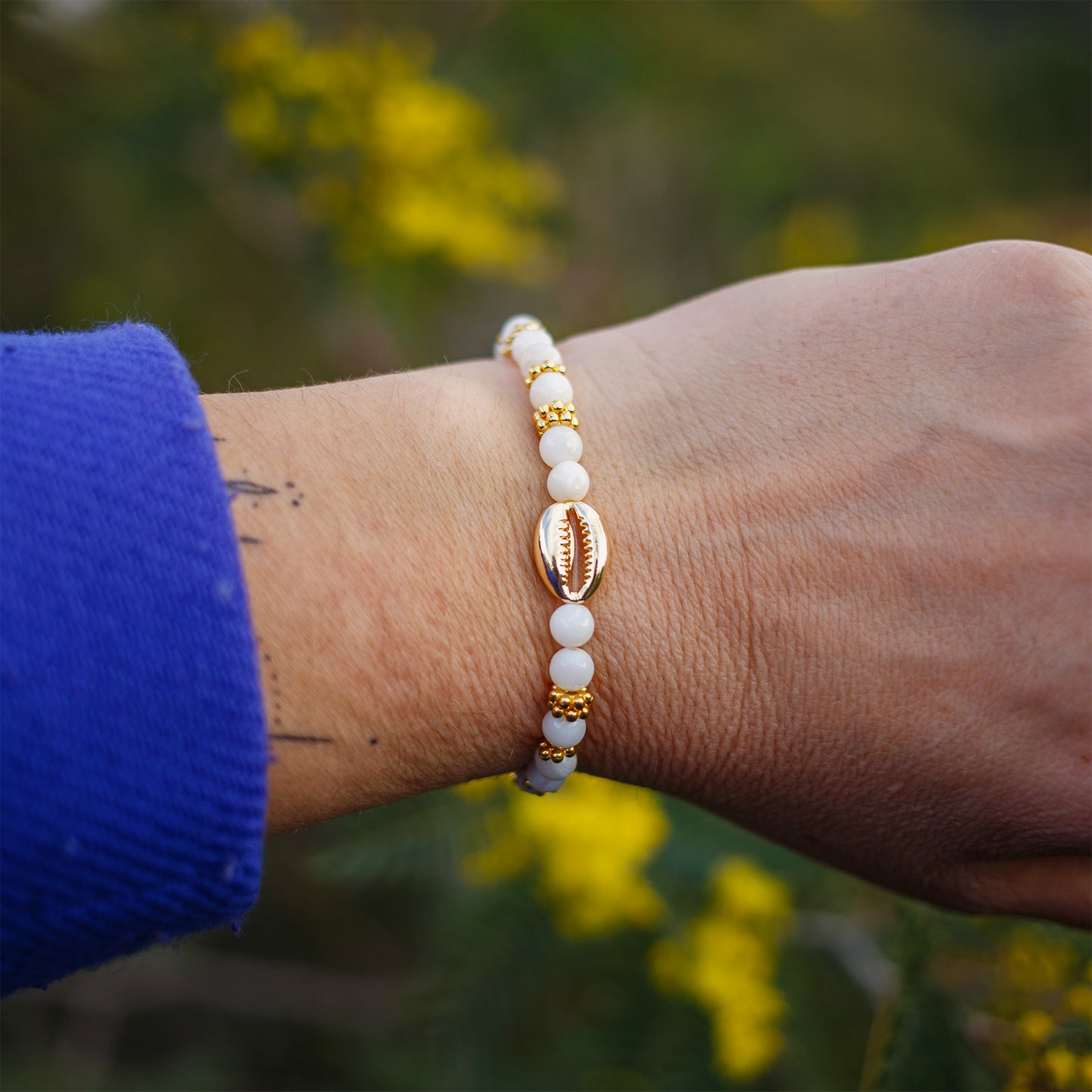 Bracelet femme nacre et cauri doré 4mm - caurisandco