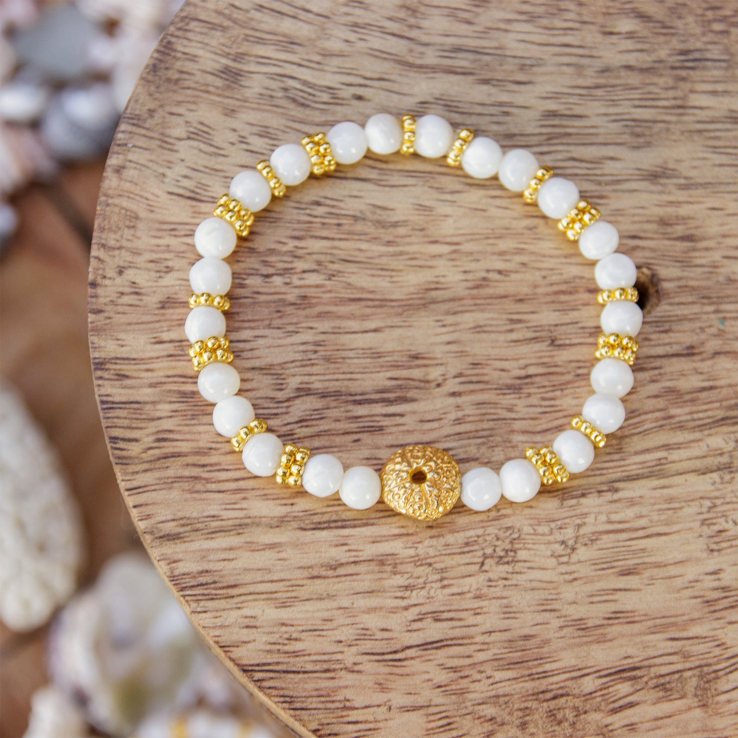 Bracelet femme nacre et oursin doré 4mm - caurisandco