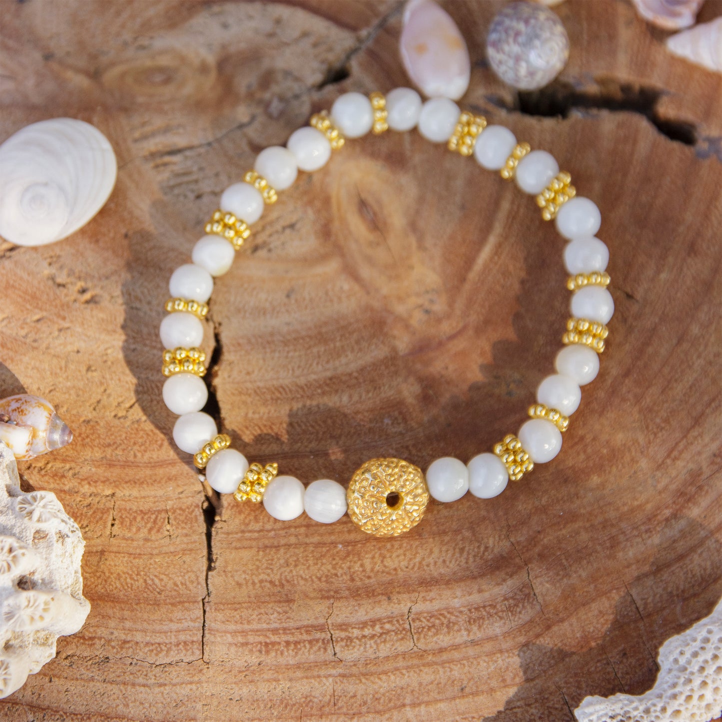 Bracelet femme nacre et oursin doré 4mm - caurisandco