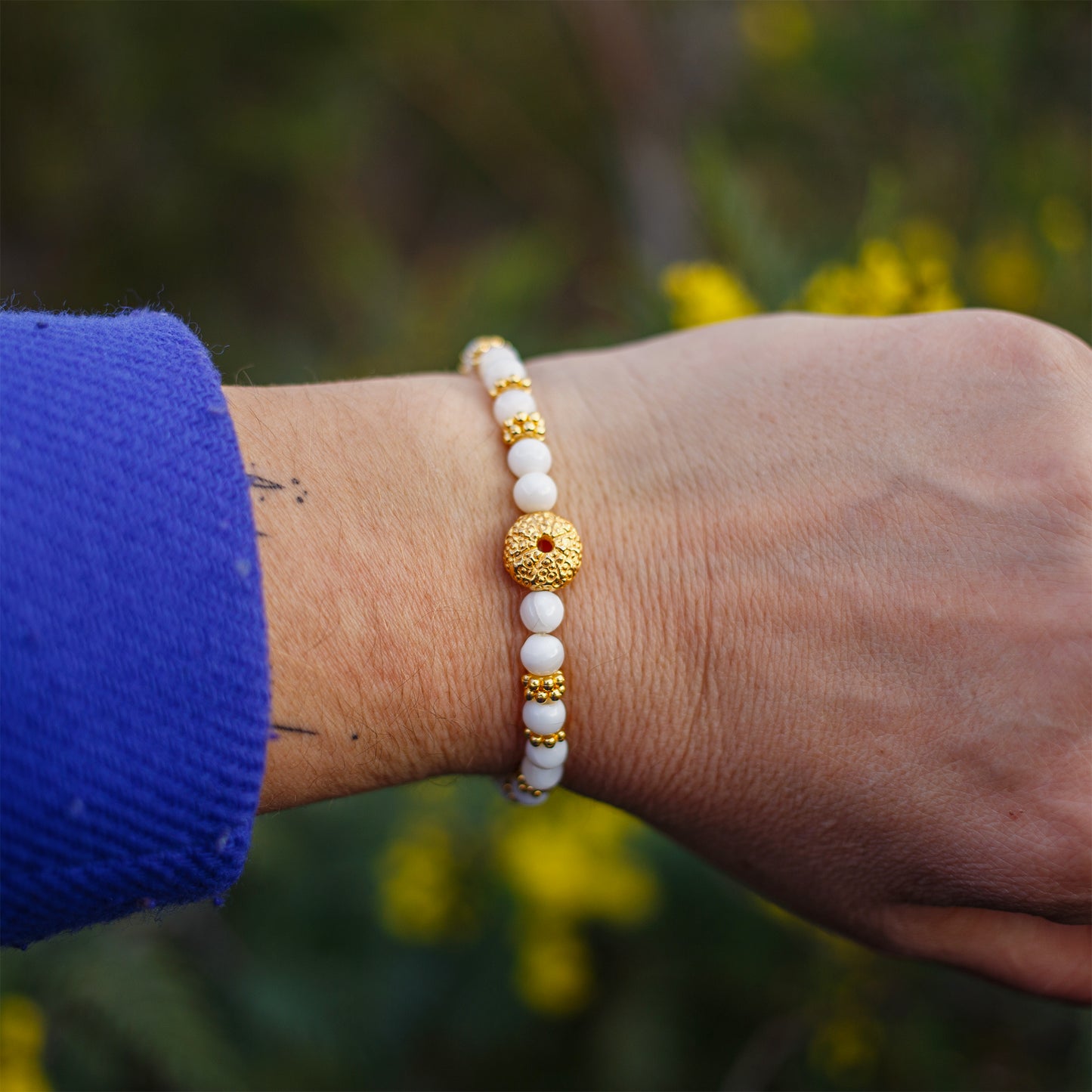 Bracelet femme nacre et oursin doré 4mm - caurisandco