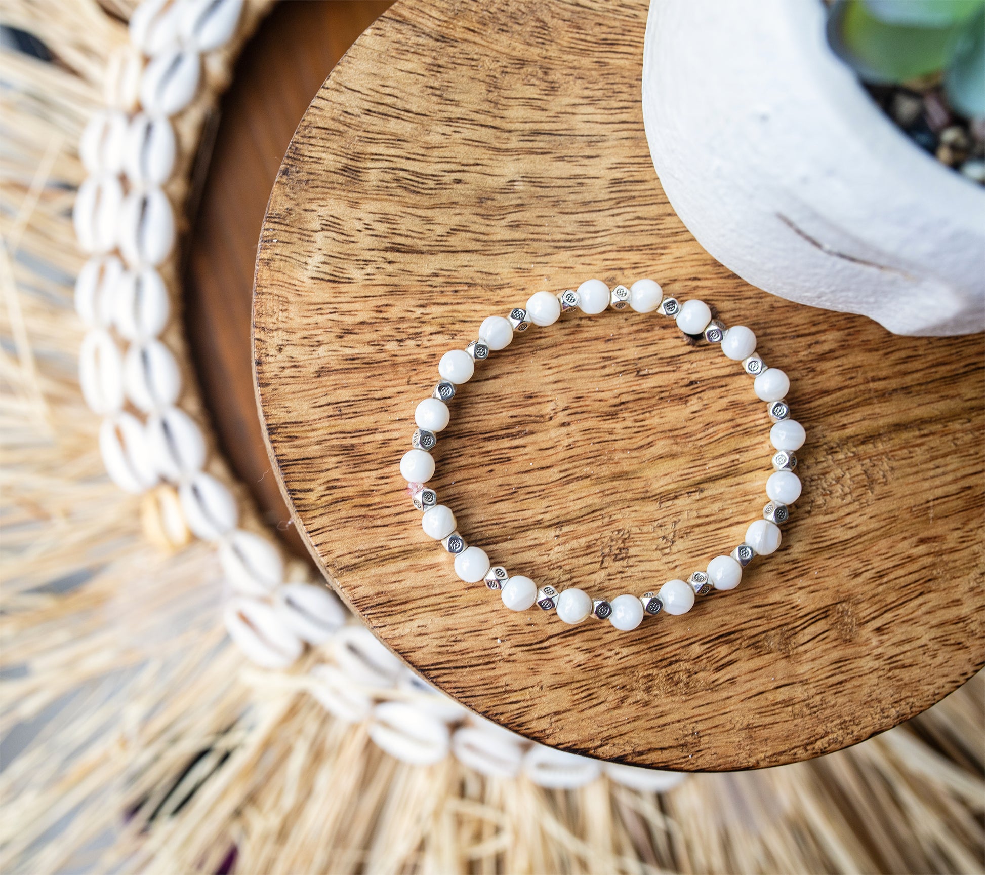 bracelet nacre et perles en plaqué argent  fait main piece unique - caurisandco