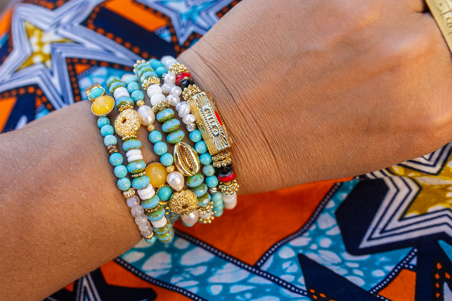 bracelet talisman à message "wild" et perles en nacre fait main - caurisandco