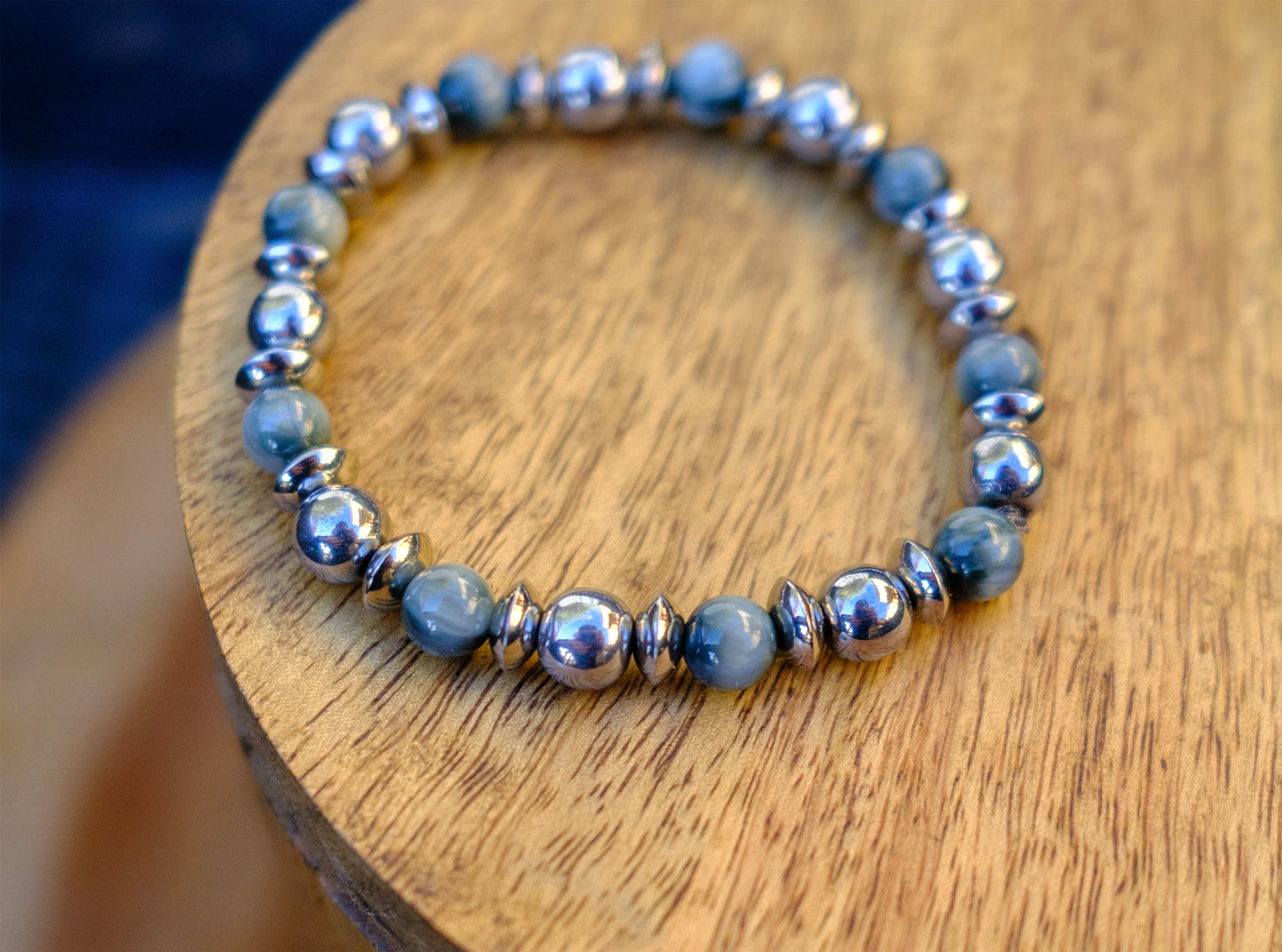 Bracelet homme 8mm oeil de faucon (oeil de tigre teintée grise) et hematite argenté - caurisandco