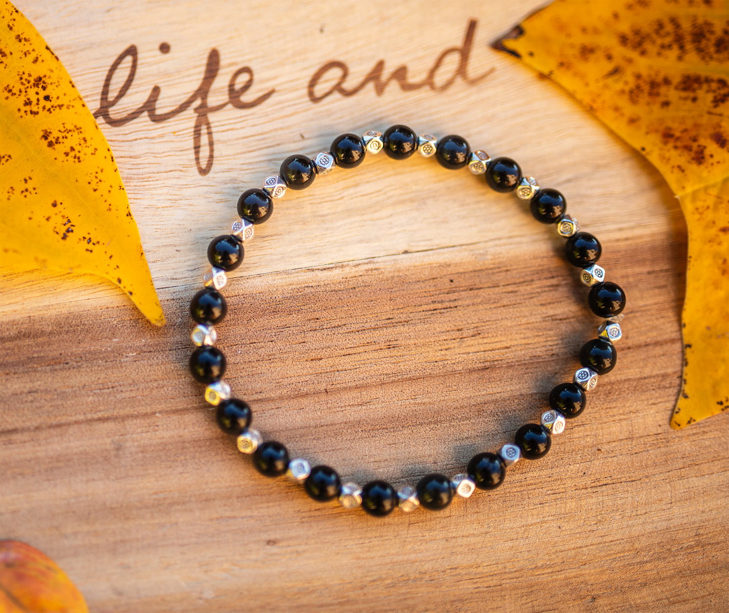 bracelet onyx 6mm et perles plaqué argent fait main piece unique - caurisandco