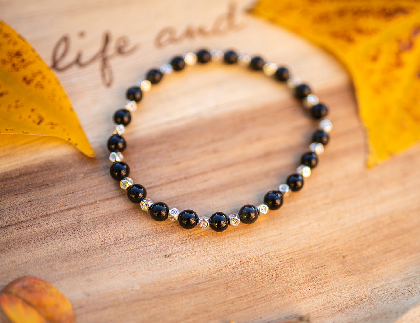 bracelet onyx 6mm et perles plaqué argent fait main piece unique - caurisandco