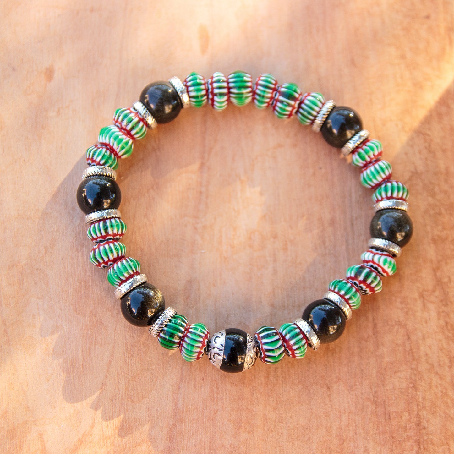 Bracelet perle chevron verte et obsidienne 8mm - caurisandco