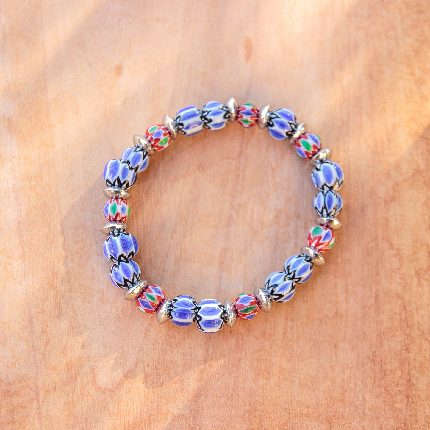 Bracelet perle chevron bleu foncé et rouge en céramique - caurisandco