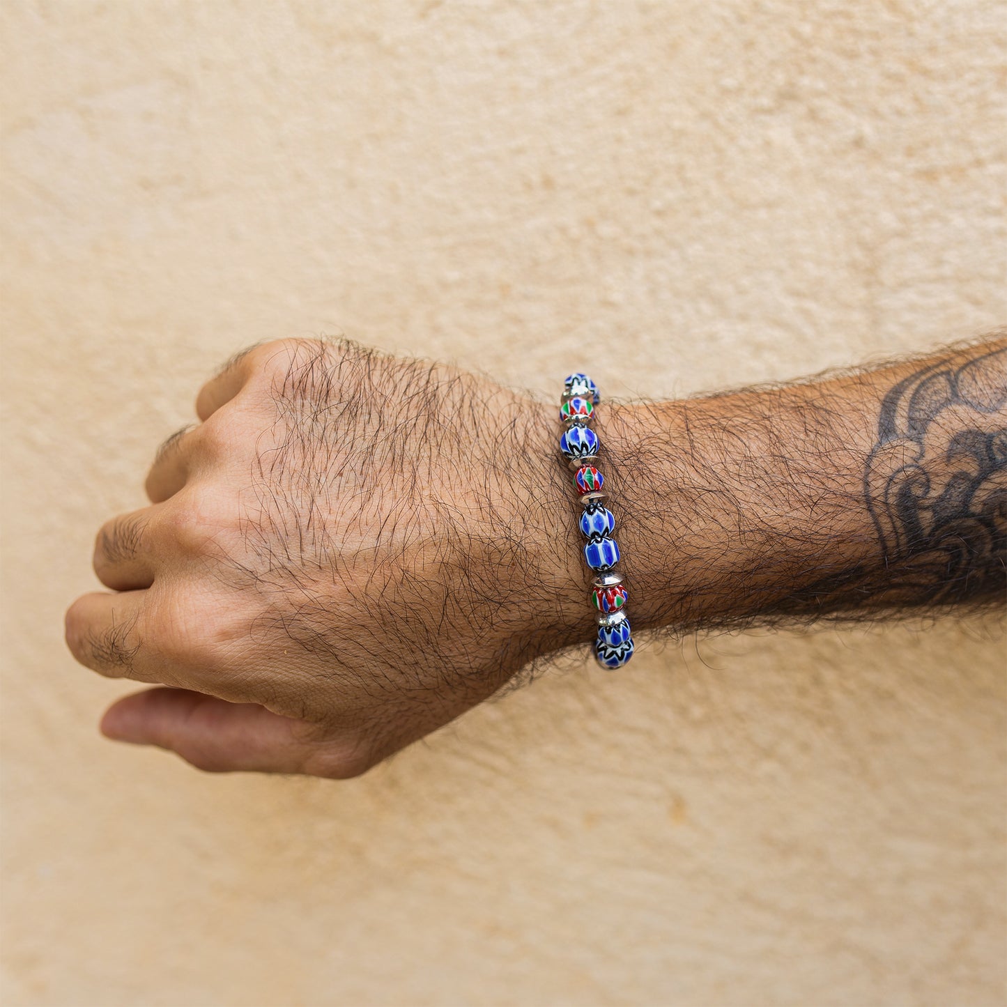 Bracelet perle chevron bleu foncé et rouge en céramique - caurisandco