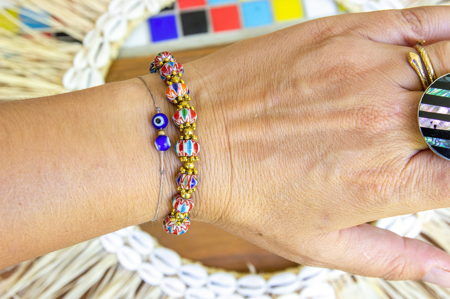 Bracelet perle chevron rouge multicolore en céramique - caurisandco