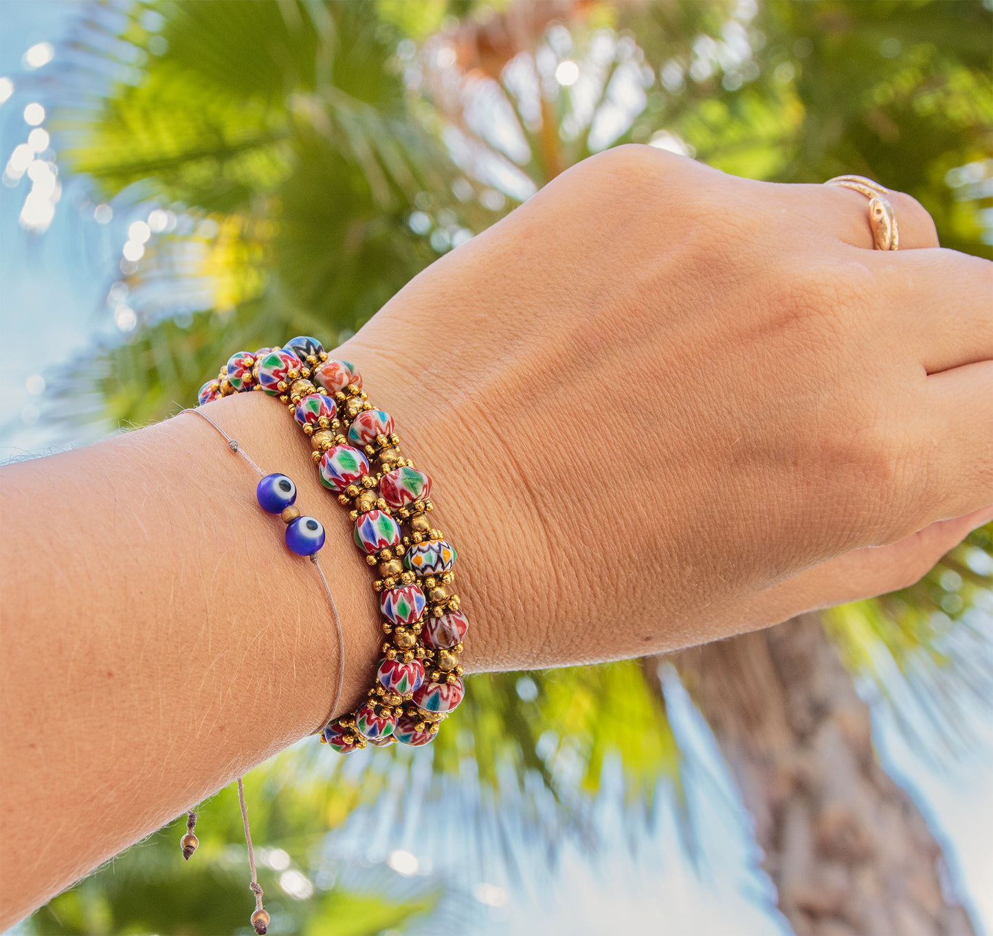 Bracelet perle chevron rouge multicolore en céramique - caurisandco