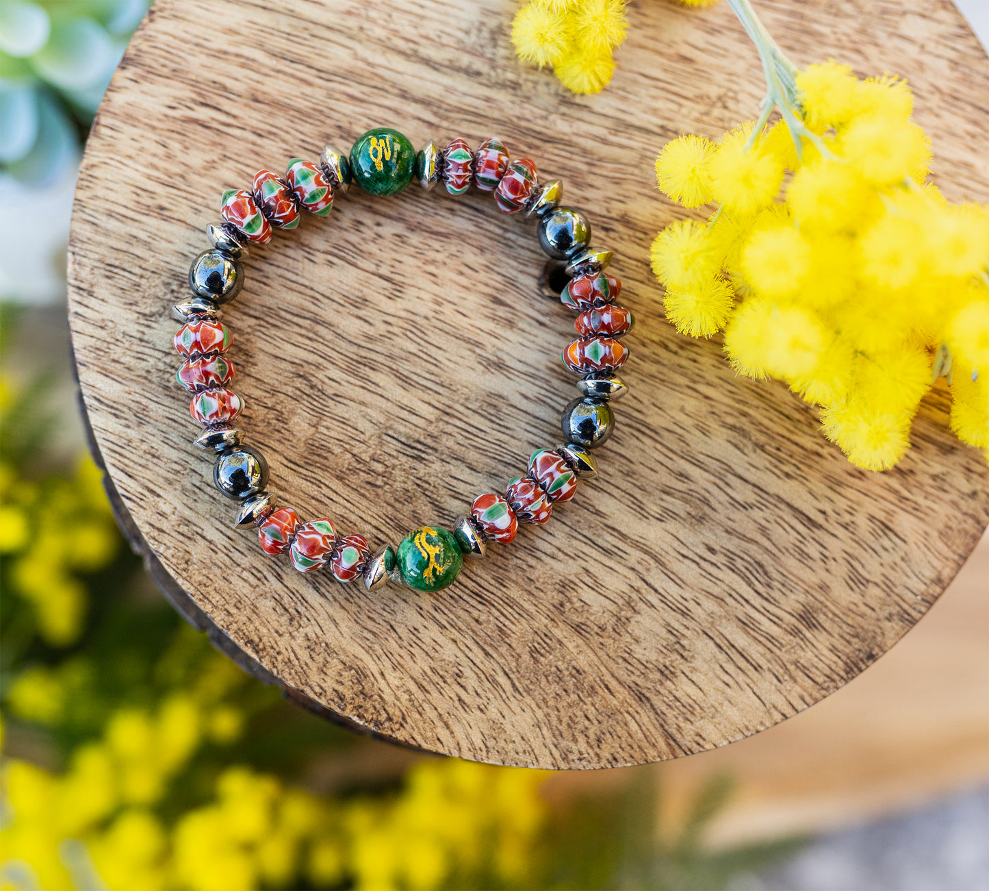 bracelet perle chevron rouge du Népal en céramique fait main - caurisandco