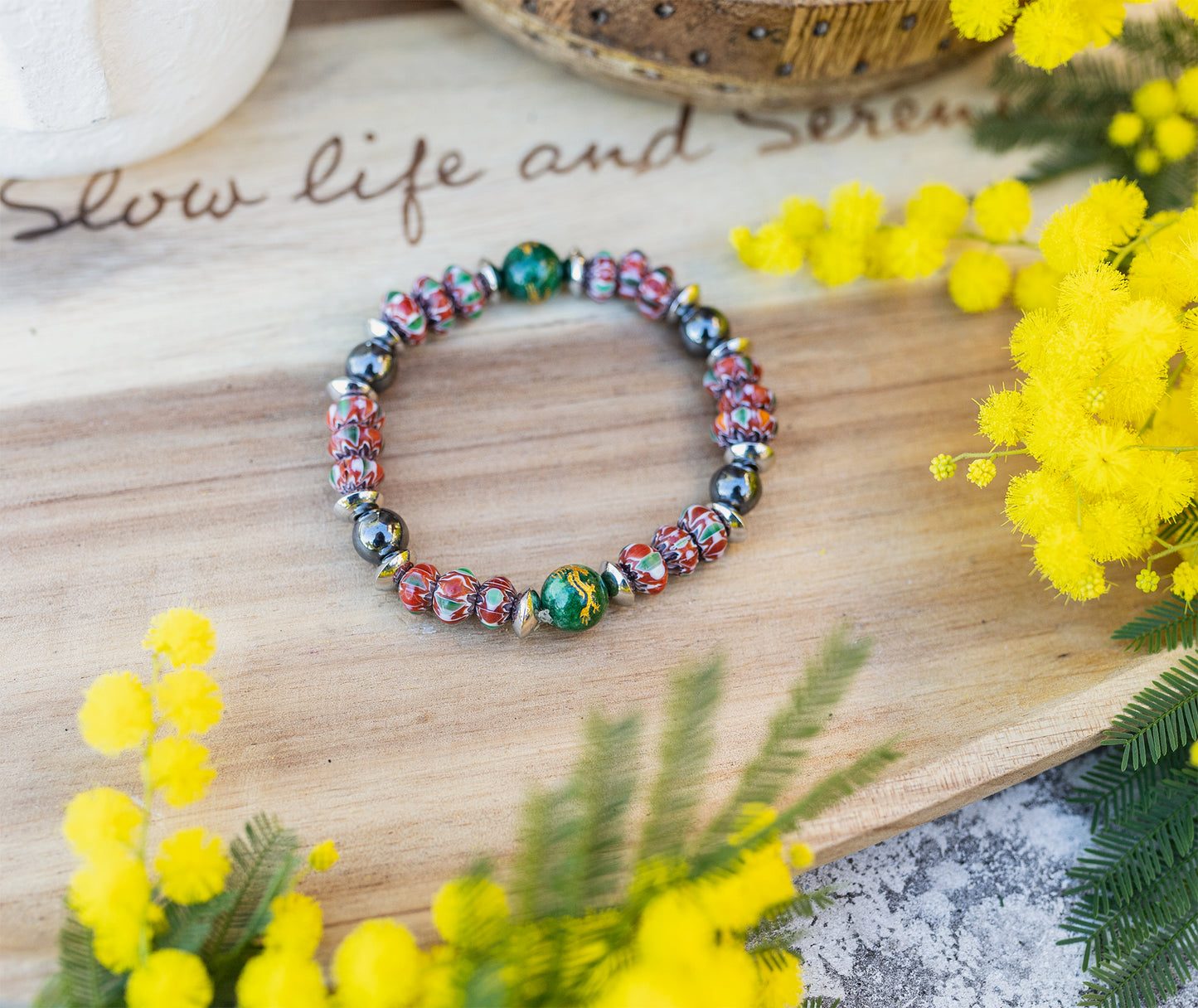 bracelet perle chevron rouge du Népal en céramique fait main - caurisandco