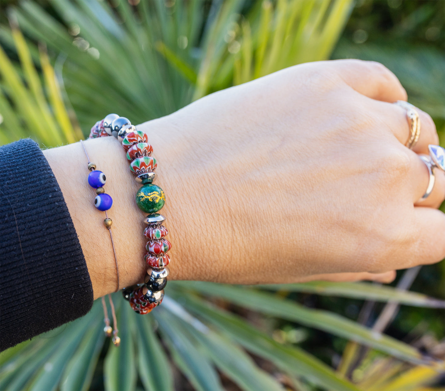 bracelet perle chevron rouge du Népal en céramique fait main - caurisandco