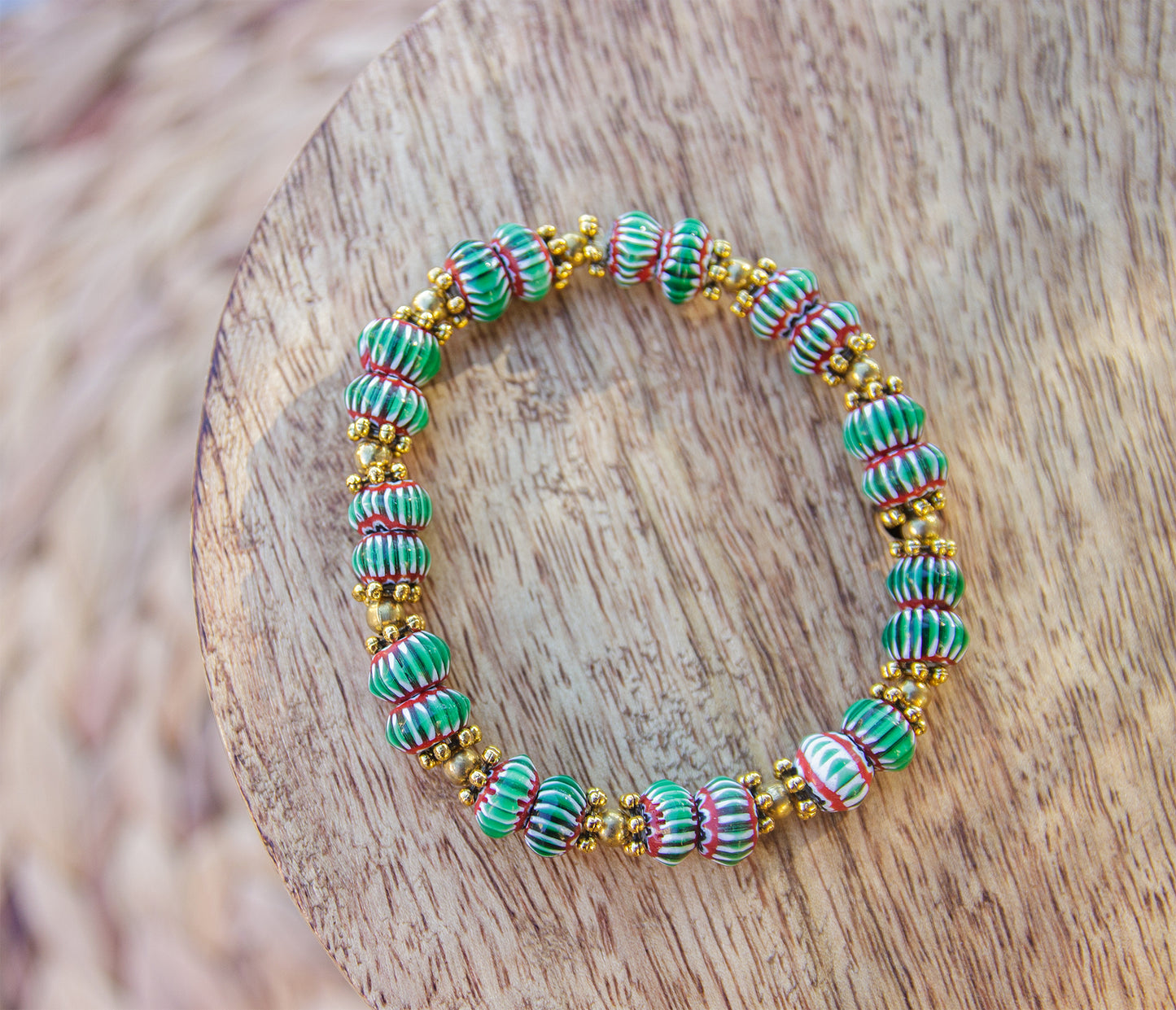 Bracelet perle chevron verte et intercalaire en laiton brut - caurisandco