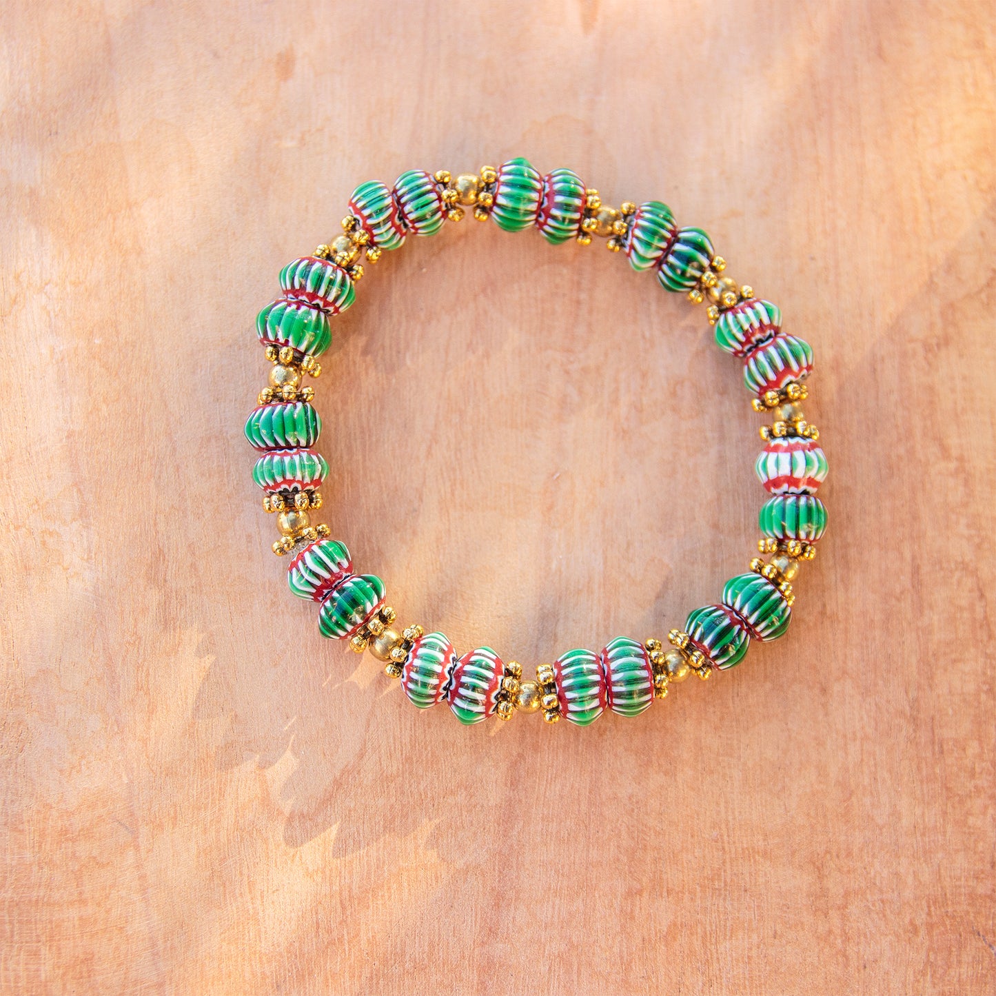 Bracelet perle chevron verte et intercalaire en laiton brut - caurisandco