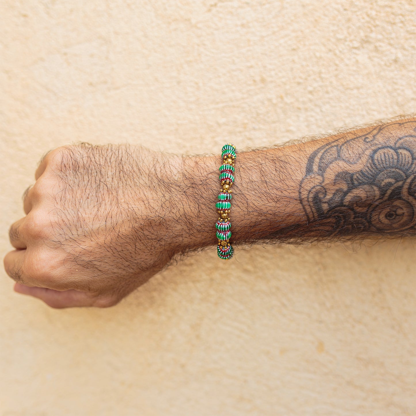 Bracelet perle chevron verte et intercalaire en laiton brut - caurisandco