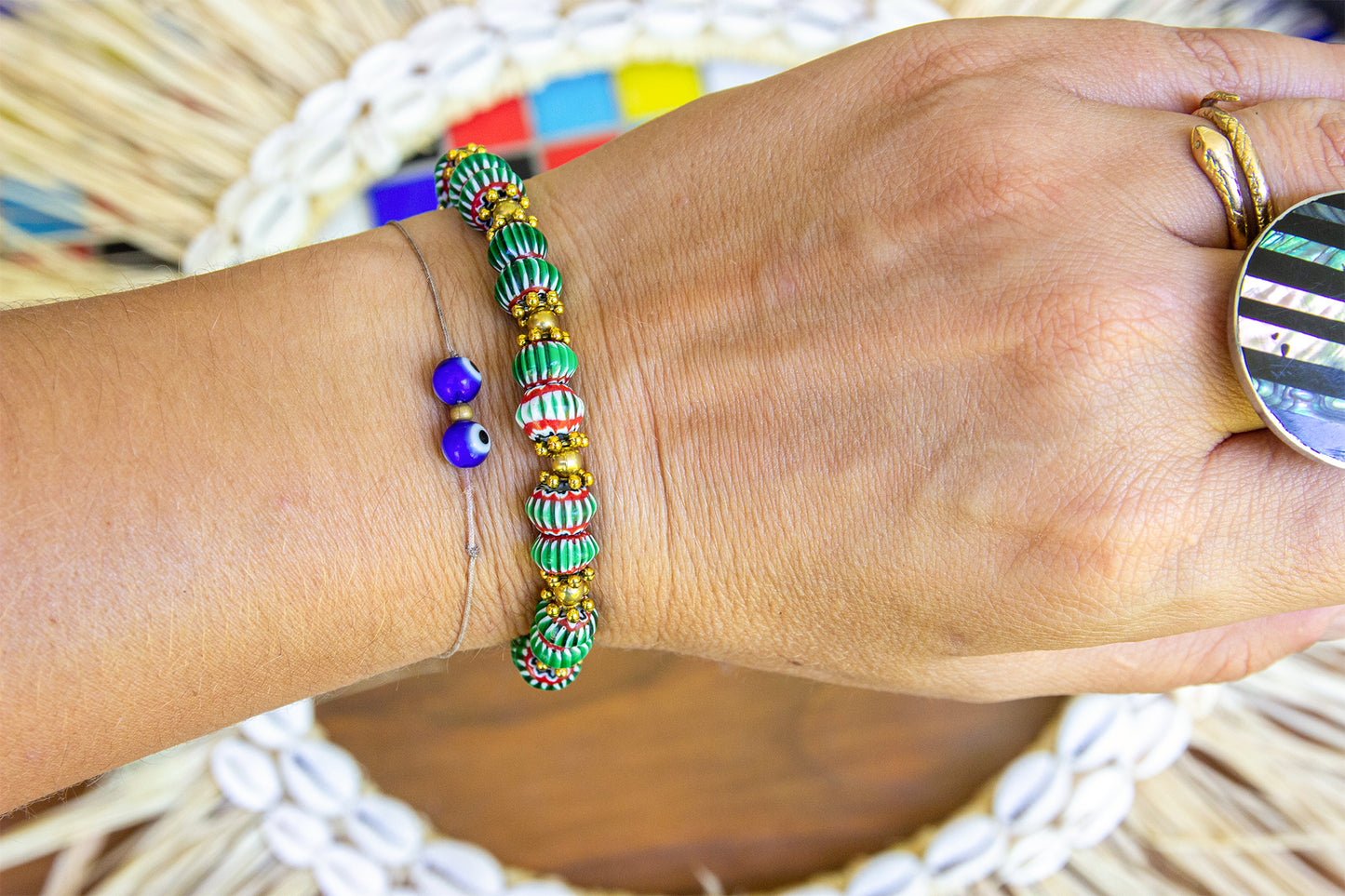 Bracelet perle chevron verte et intercalaire en laiton brut - caurisandco