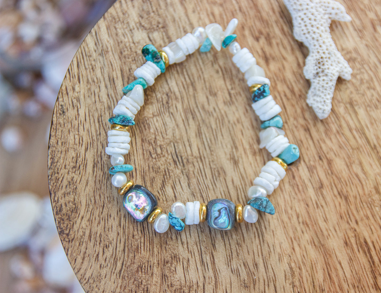 bracelet en perles heishi coquillage et abalone - caurisandco