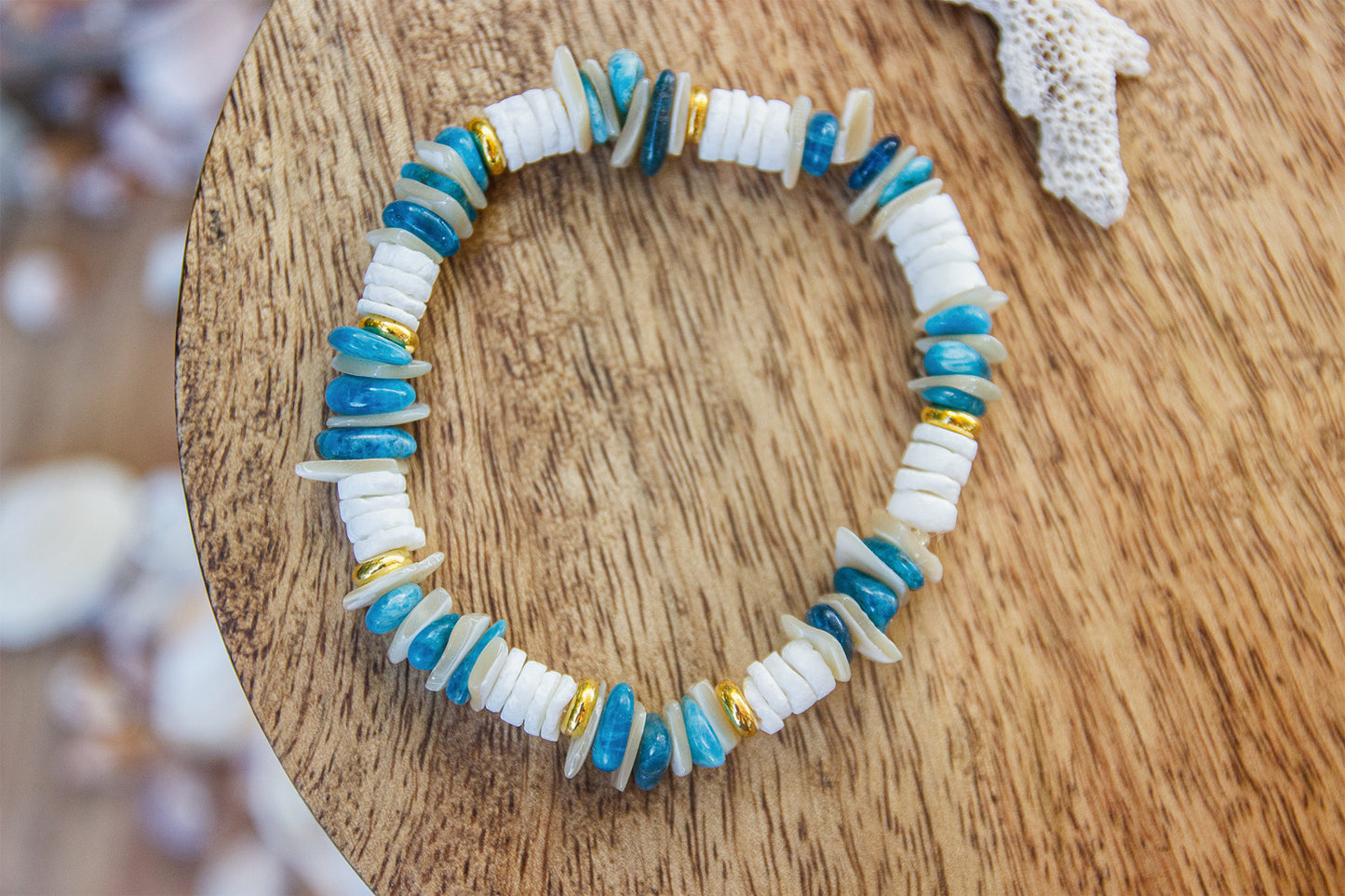 Bracelet perles heishi coquillage et chips d'apatite - caurisandco
