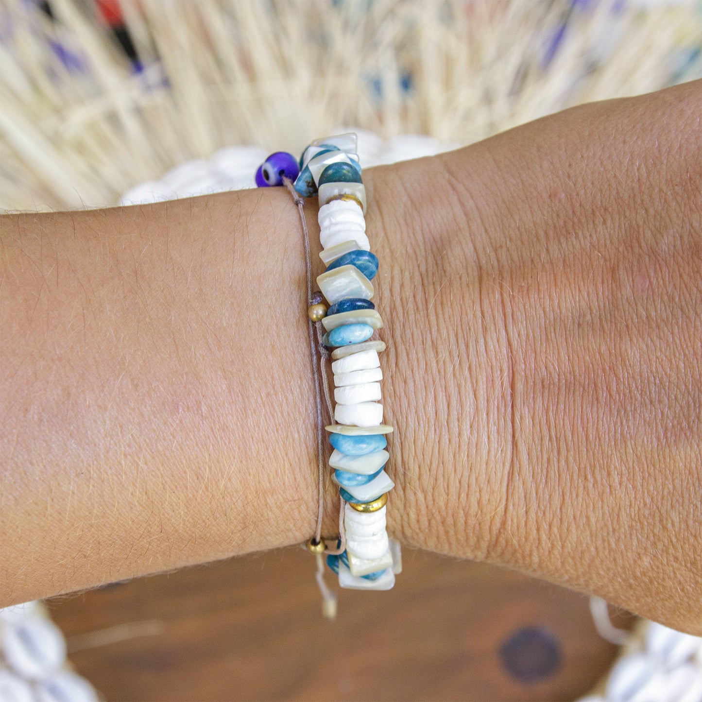 Bracelet perles heishi coquillage et chips d'apatite - caurisandco