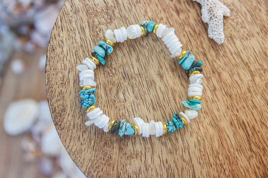Bracelet en perles heishi coquillage et chips de turquoise synthétique - caurisandco
