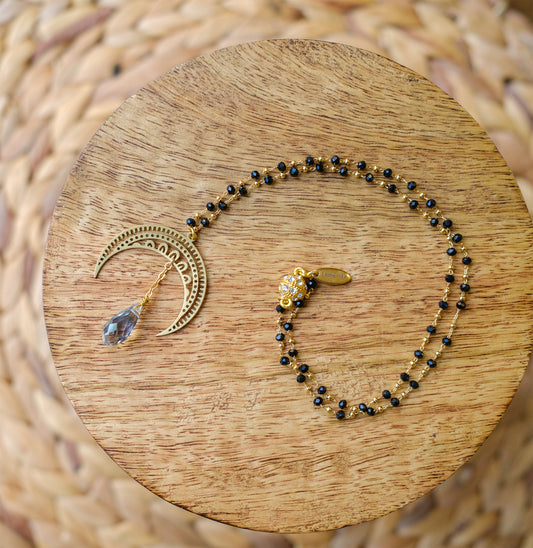 Collier en acier inoxydable en perles noire et pendentif lune et goutte en cristal - caurisandco