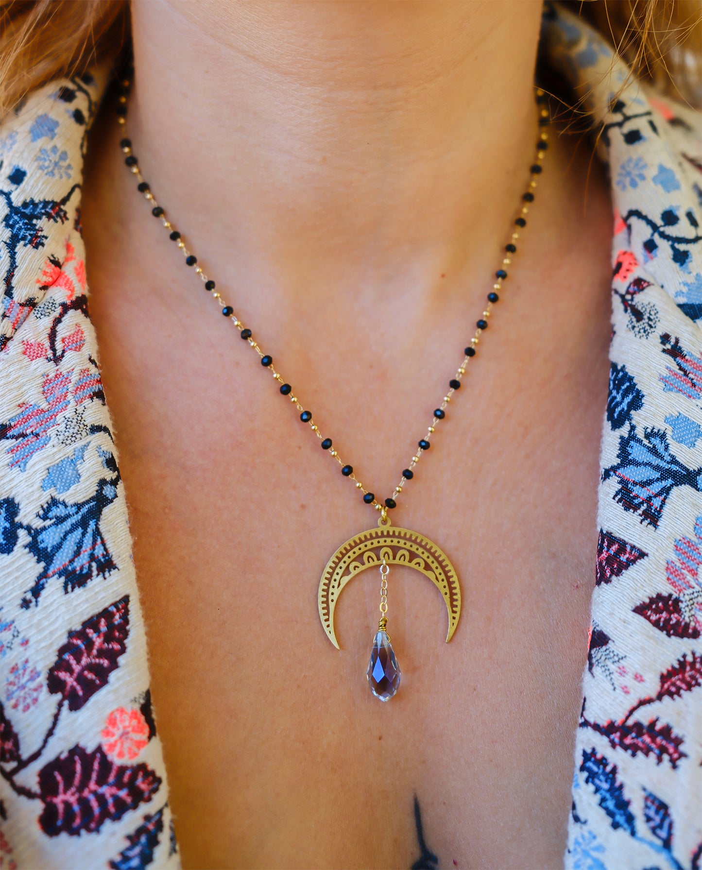 Collier en acier inoxydable en perles noire et pendentif lune et goutte en cristal - caurisandco