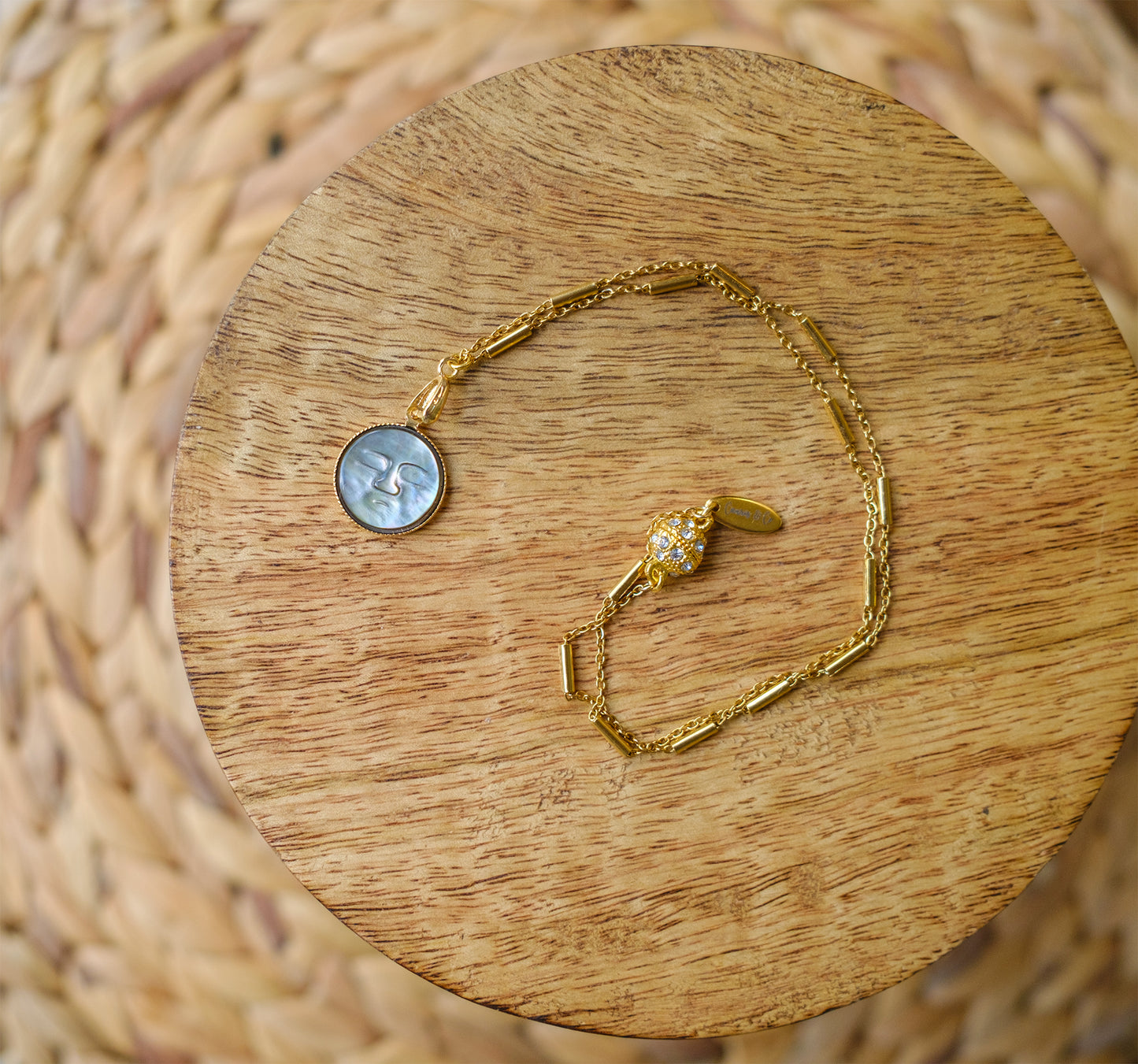 Collier en acier inoxydable doré et visage lune en nacre grise - caurisandco