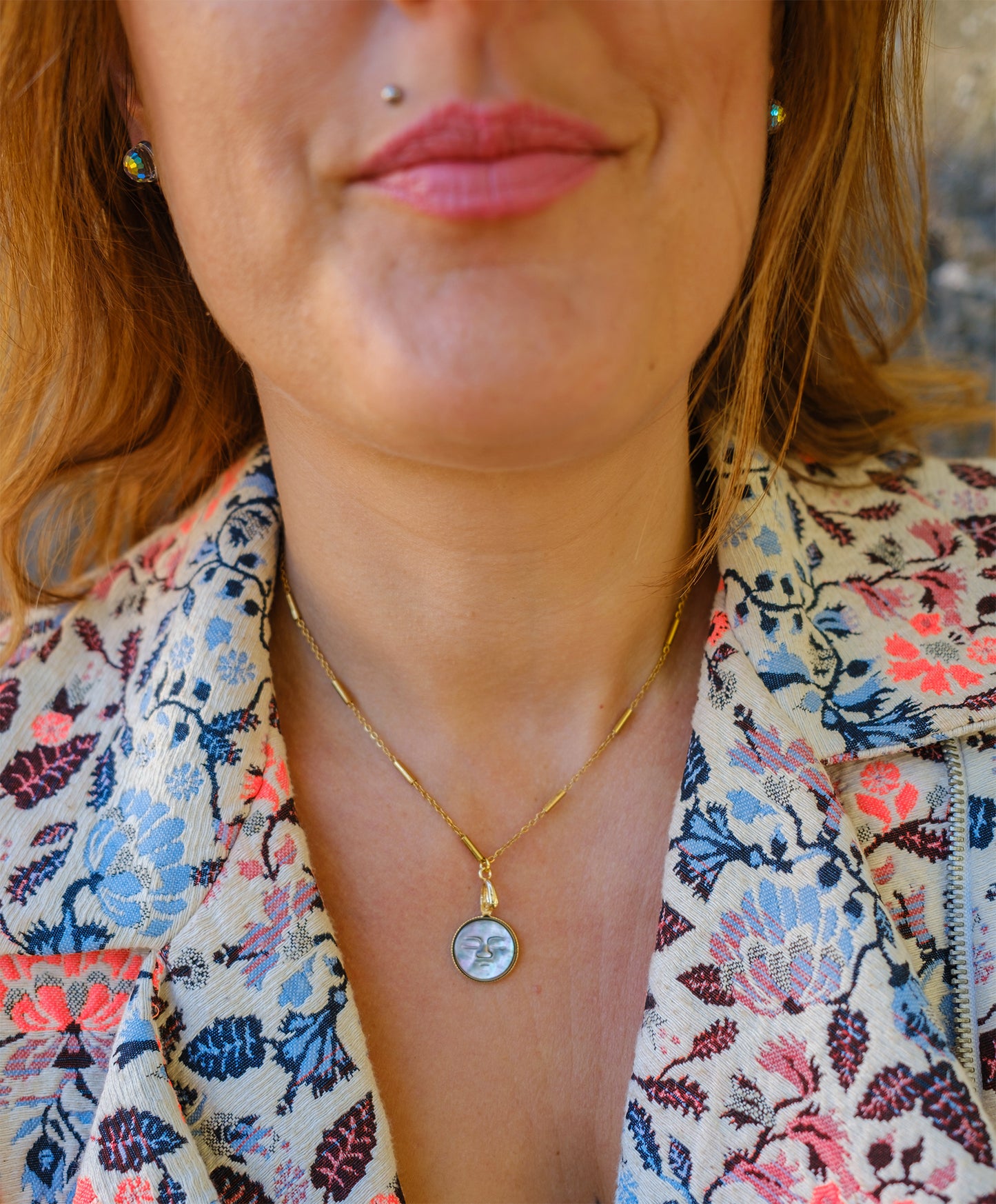 Collier en acier inoxydable doré et visage lune en nacre grise - caurisandco