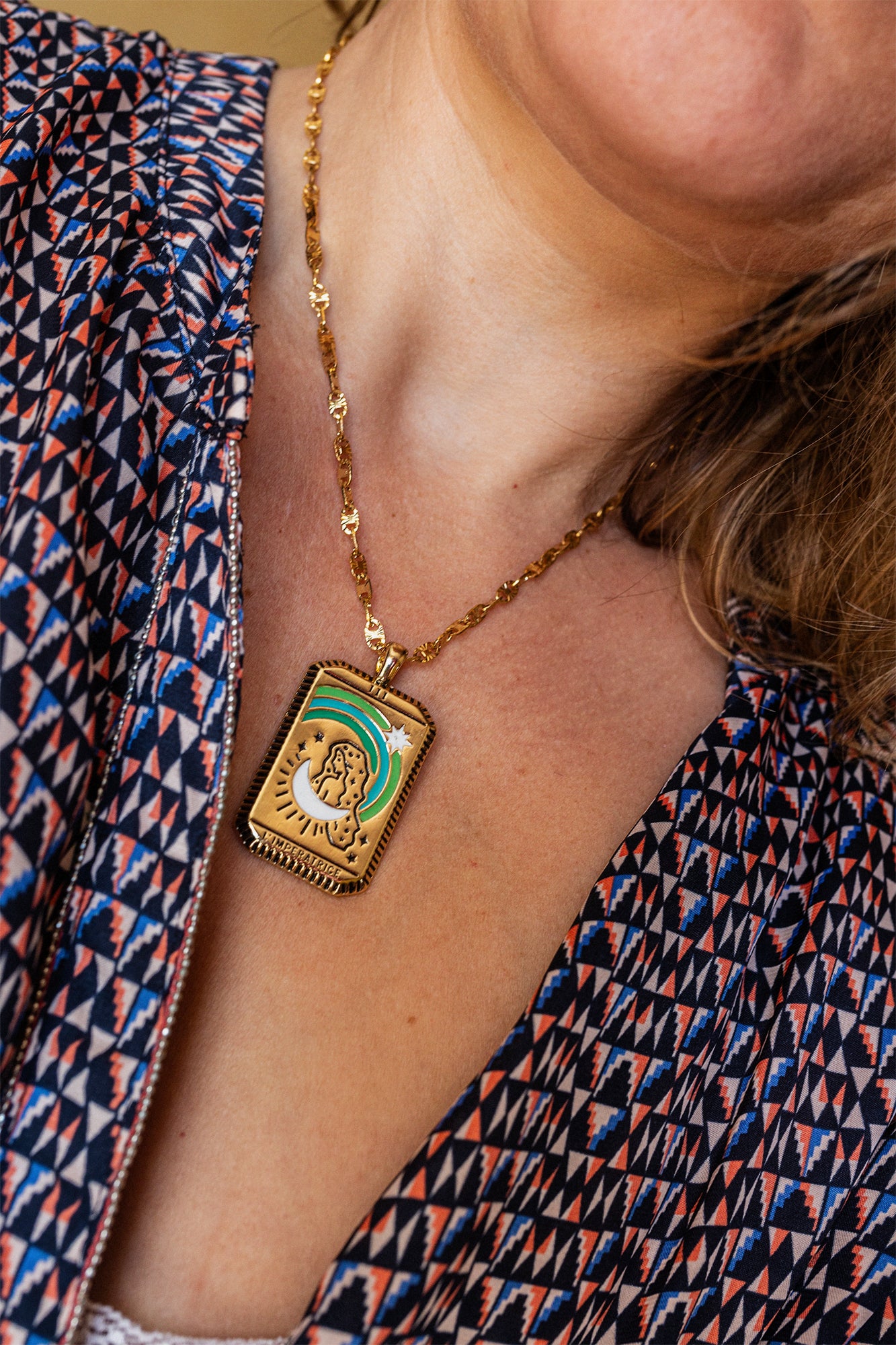 collier carte tarot 'l'imperatrice et chaine en laiton doré - caurisandco