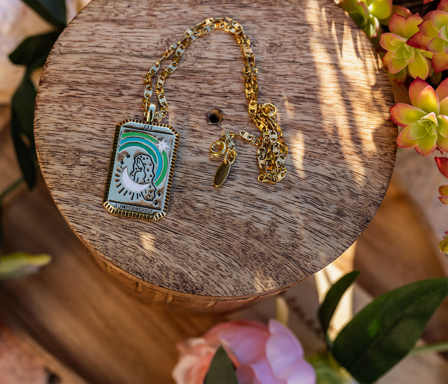 collier carte tarot 'l'imperatrice et chaine en laiton doré - caurisandco