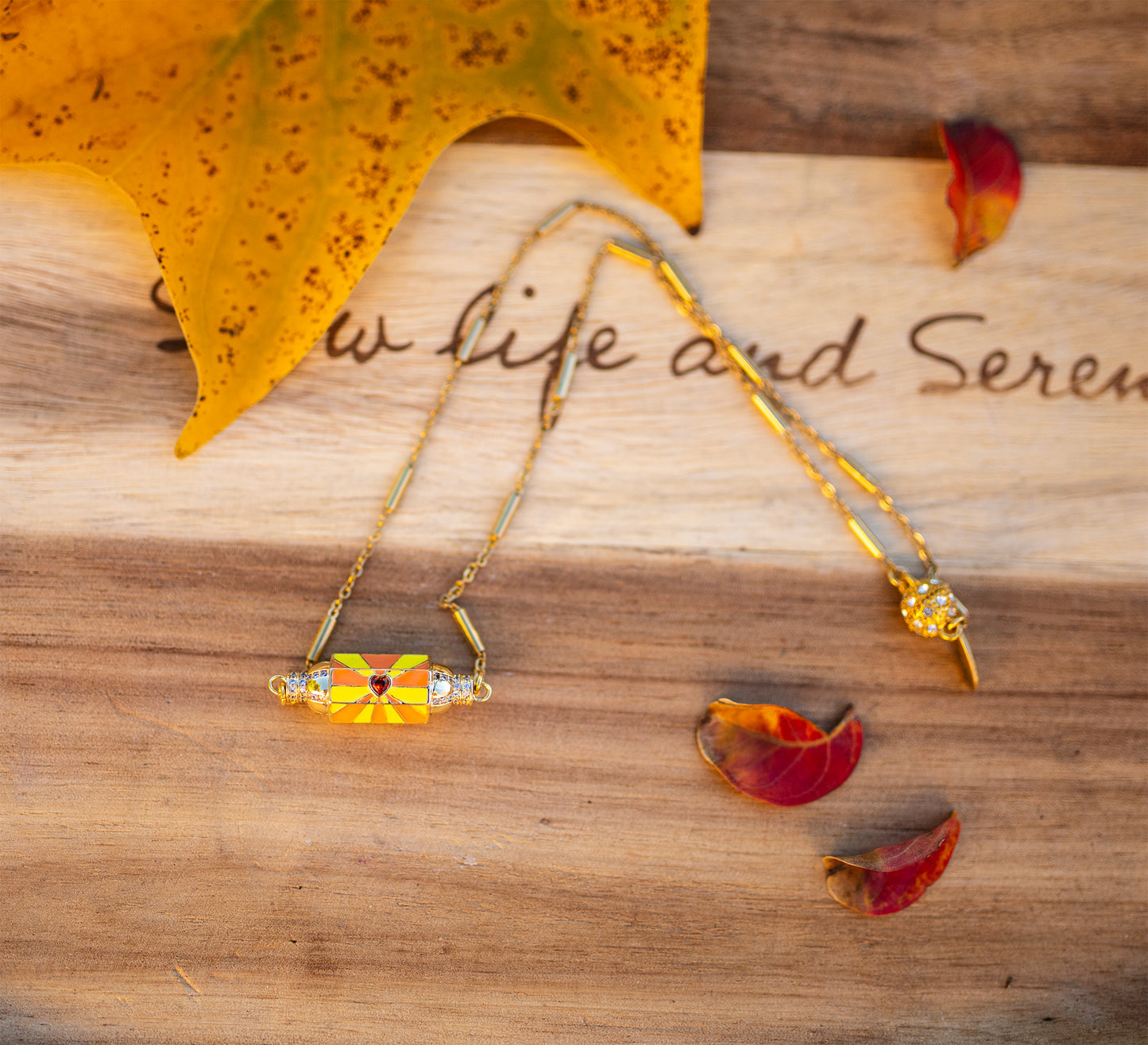 collier talisman en laiton doré et coeur jaune et orange - caurisandco